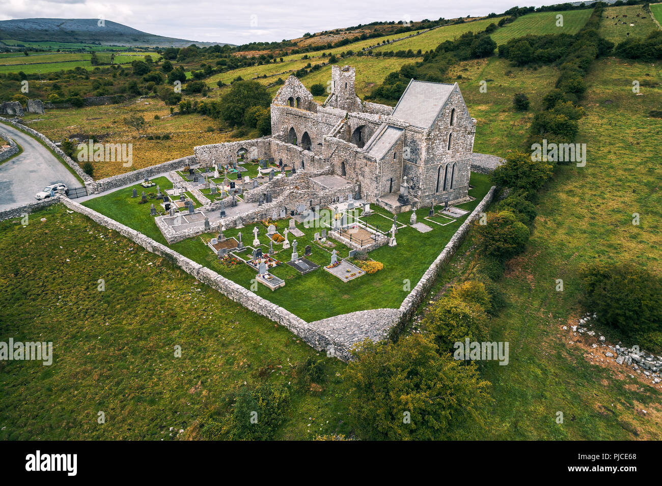 Vue aérienne de Corcomroe Abbey ruins et son cimetière Banque D'Images