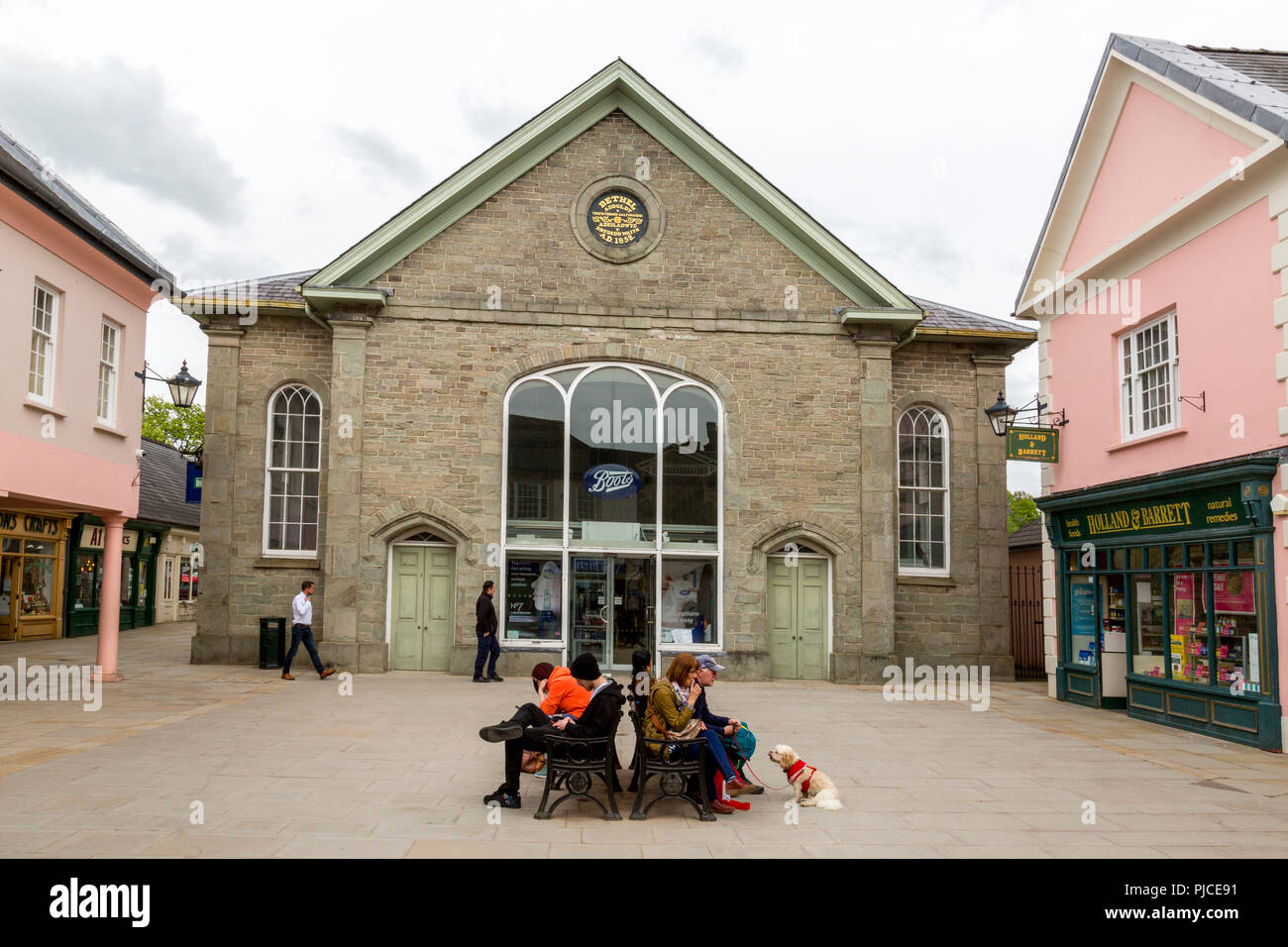 Boots the Chemist occupe une ancienne chapelle de Bethal Square, Brecon, Powys, Wales, UK Banque D'Images