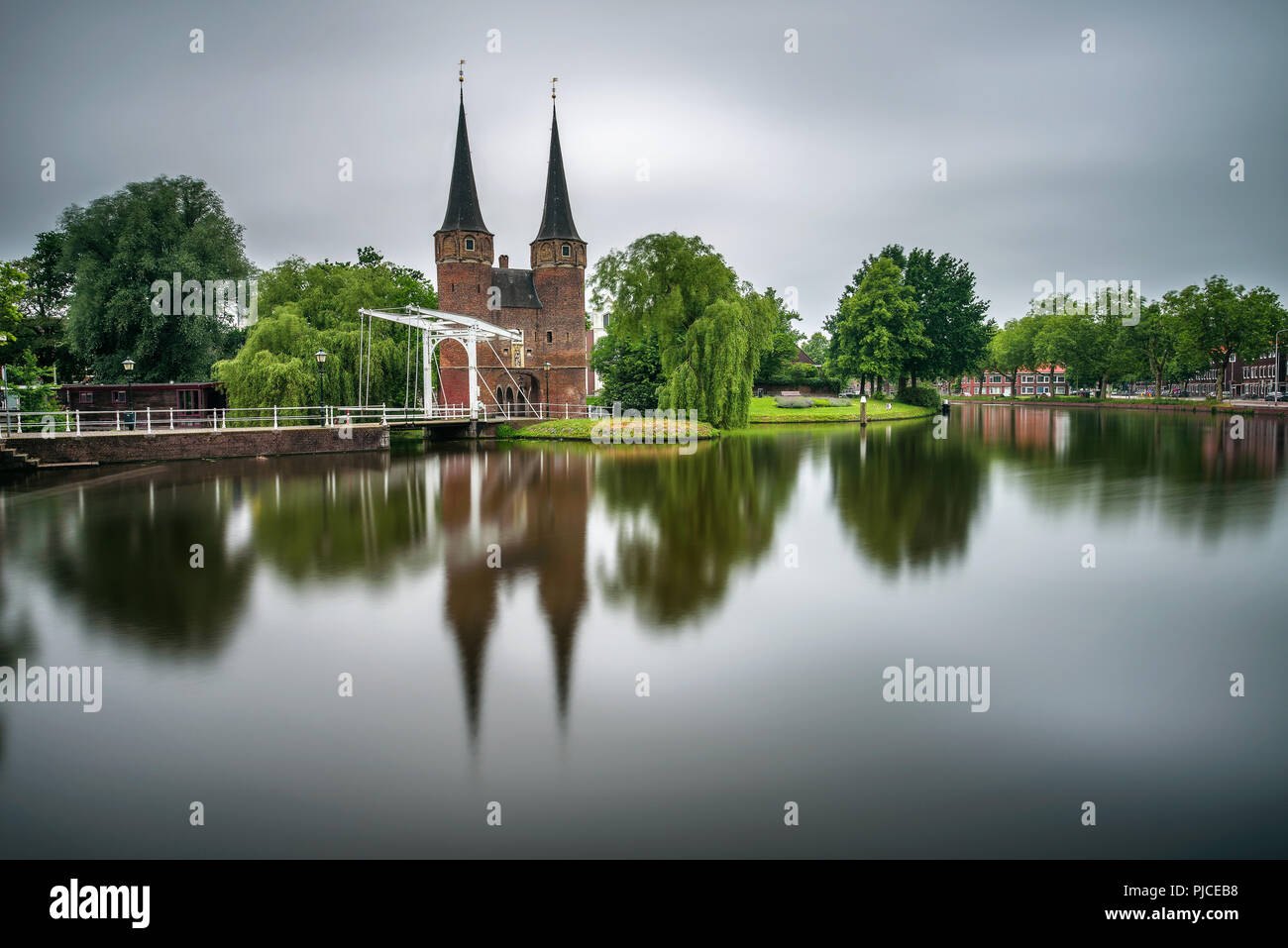La porte de l'Est, canal et pont-levis historique à Delft, Pays-Bas Banque D'Images
