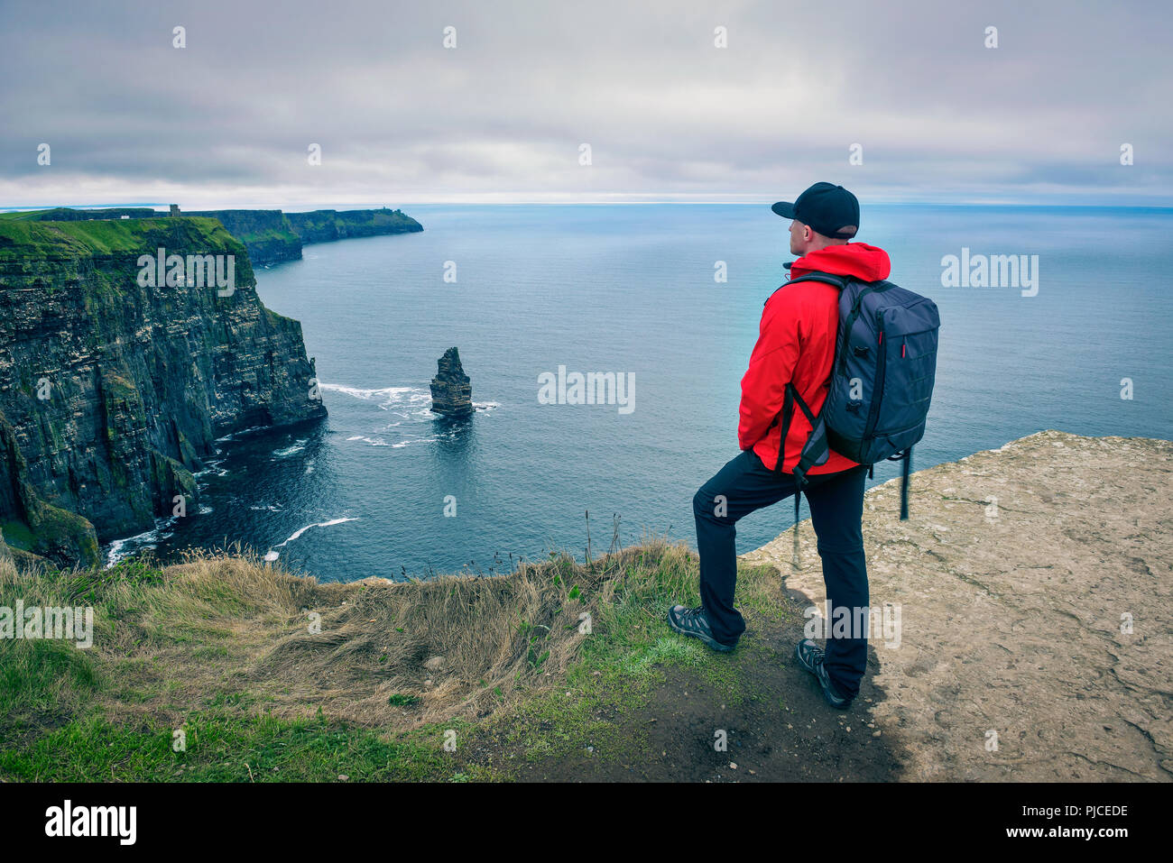 Jeune randonneur debout à la falaises de Moher Banque D'Images