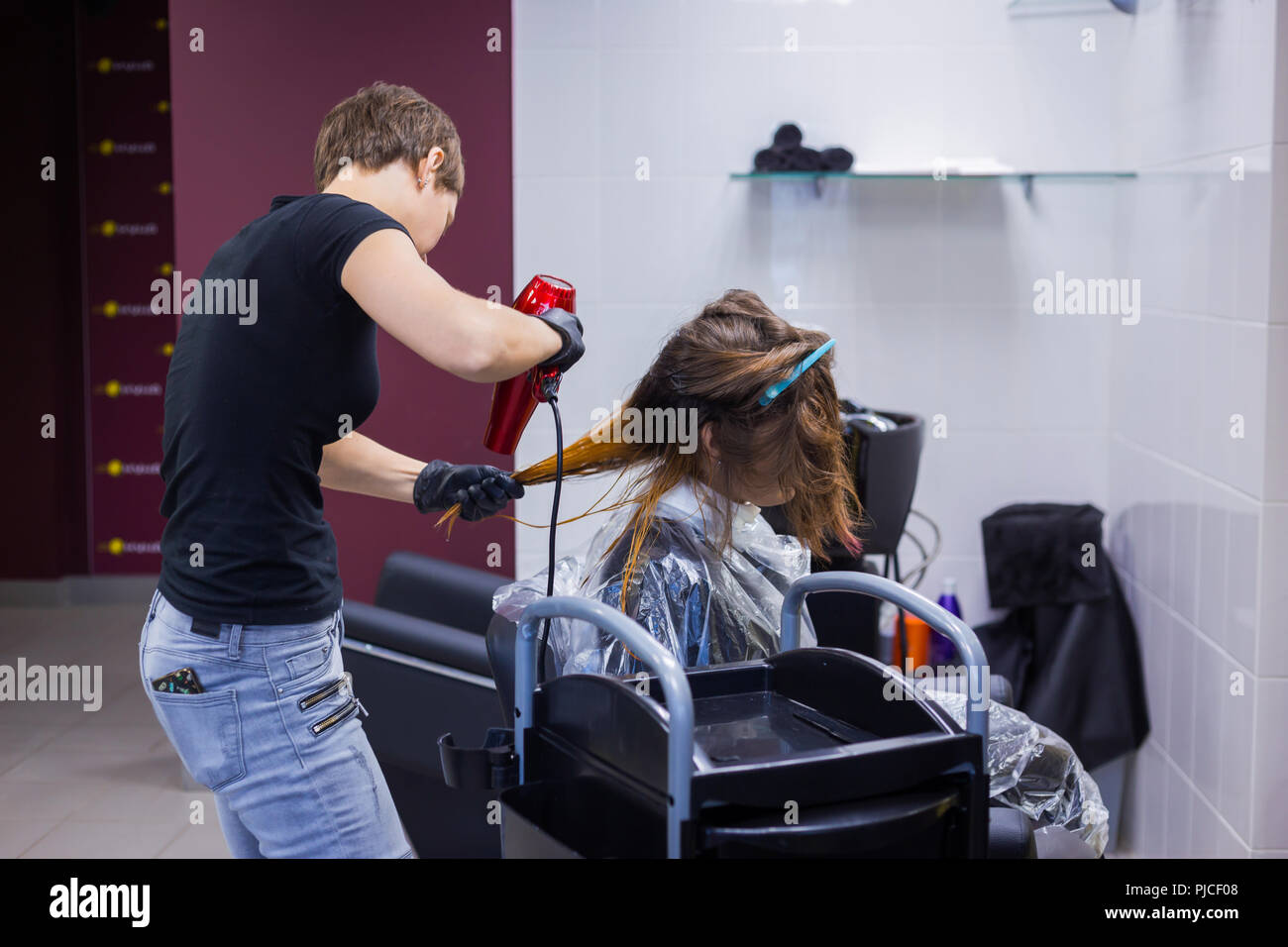 Séchage des cheveux coiffeur professionnel client Banque D'Images