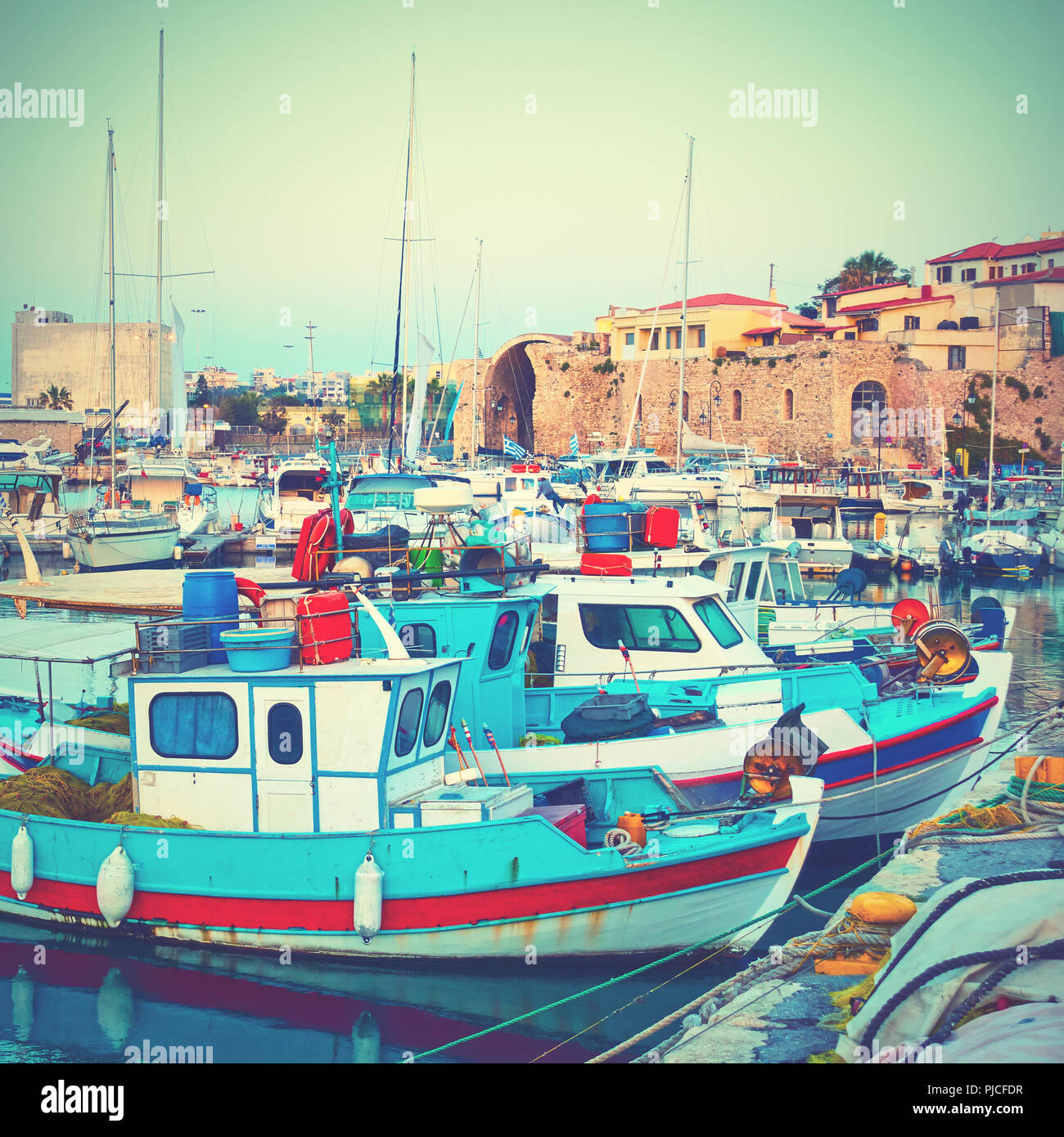 Vieux bateaux de pêche dans le port d'Héraklion dans la soirée, Crète, Grèce. Image style vintage Banque D'Images