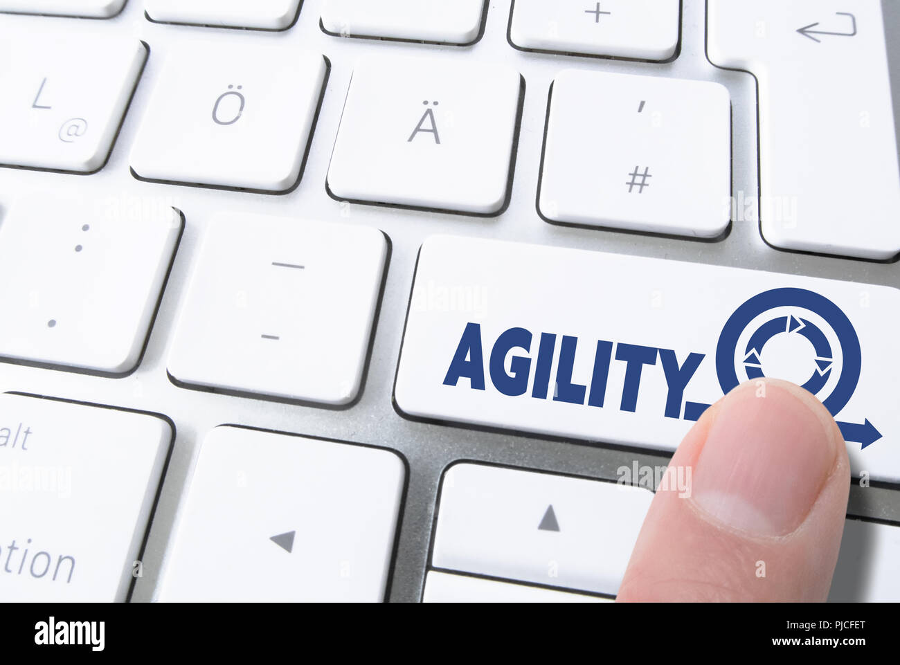En appuyant sur la touche du doigt l'agilité de l'étiquette on computer keyboard Banque D'Images