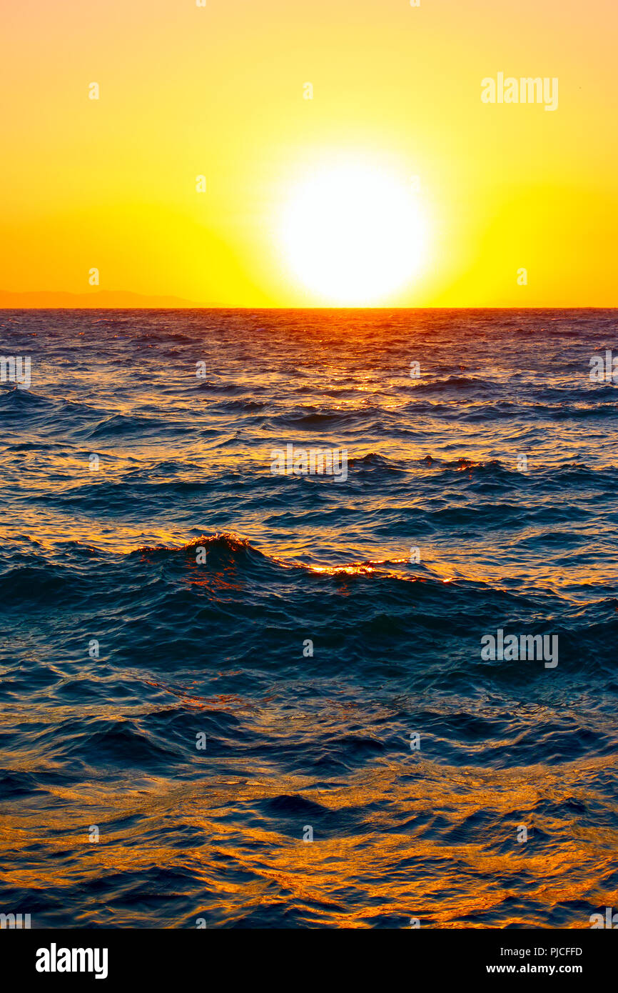 Les vagues de la mer Méditerranée au coucher du soleil - Sunset seascape Banque D'Images
