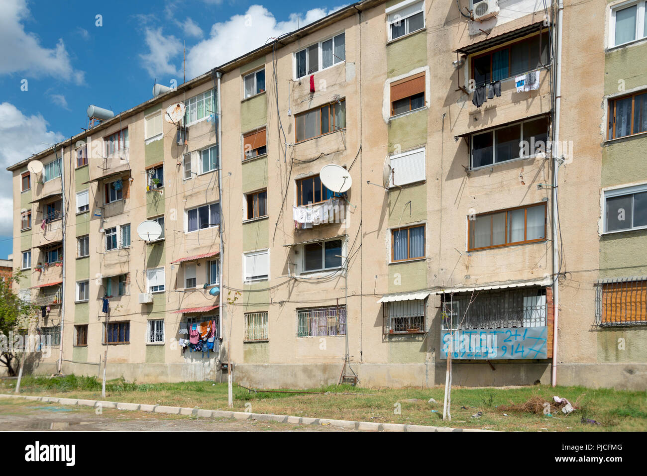 Maison à Lushnja, Albanie, Luschna, Lushnje, Lushnjë, bâtiment préfabriqué, pauvreté, , Haus de Lushnja, Albanien, Plattenbau, Armut Banque D'Images