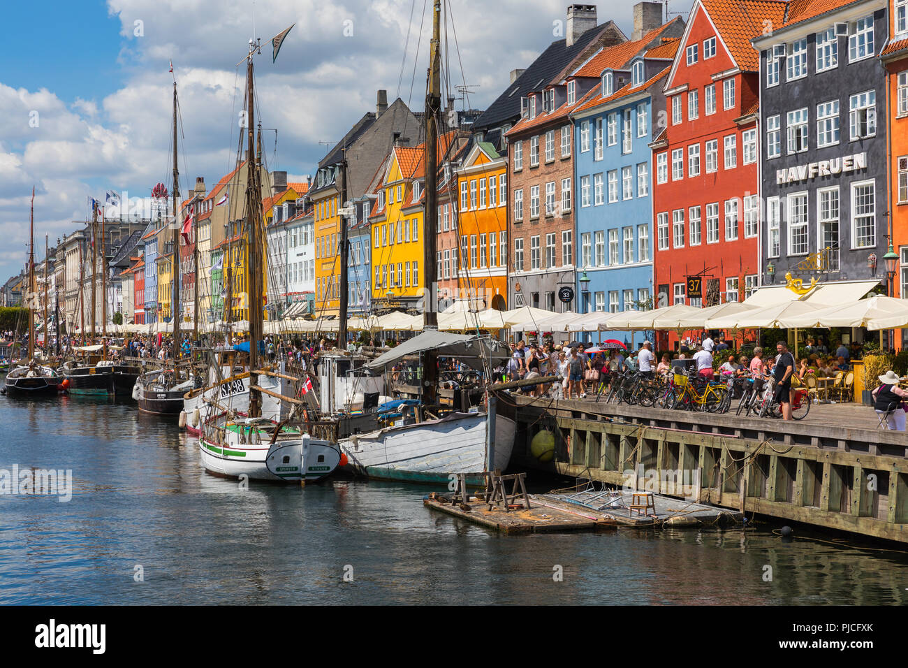 Nyhavn (Nouveau port) est un bâtiment du xviie siècle, au bord de canal et de divertissement à Copenhague, Danemark. Banque D'Images