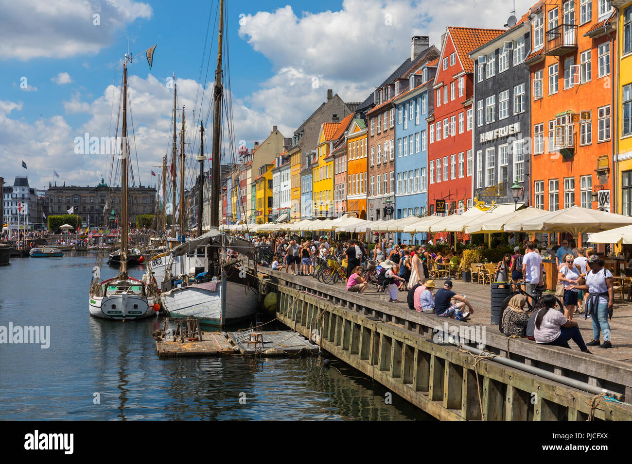 Nyhavn (Nouveau port) est un bâtiment du xviie siècle, au bord de canal et  de divertissement à Copenhague, Danemark Photo Stock - Alamy
