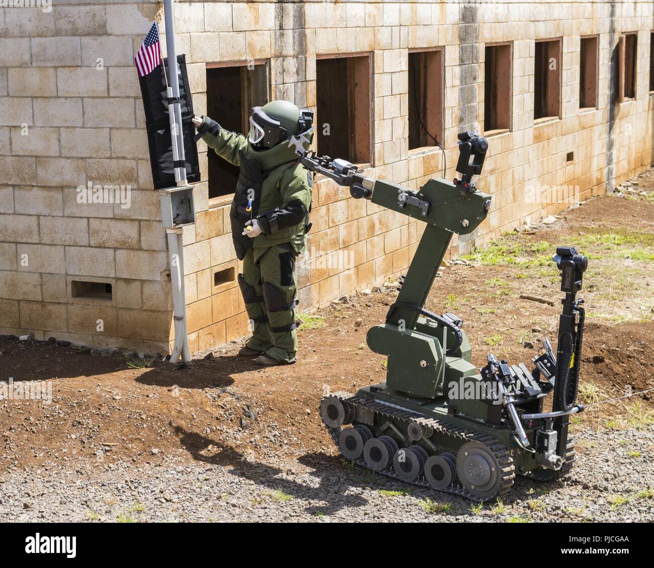 SCHOFIELD BARRACKS, Missouri (20 juillet 2018) Le Matelot Tchad Downey, un plongeur-démineur avec l'Unité de plongée de la Flotte (Atlantique) se prépare à x-ray une simulation d'engins explosifs improvisés (IED) au cours de l'exercice RIMPAC, le 20 juillet. Vingt-cinq nations, 46 navires, 5 sous-marins, environ 200 avions et 25 000 personnes participent à l'EXERCICE RIMPAC du 27 juin au 2 août dans et autour des îles Hawaï et la Californie du Sud. Le plus grand exercice maritime international RIMPAC, fournit une formation unique alors que la promotion et le soutien des relations de collaboration amo Banque D'Images