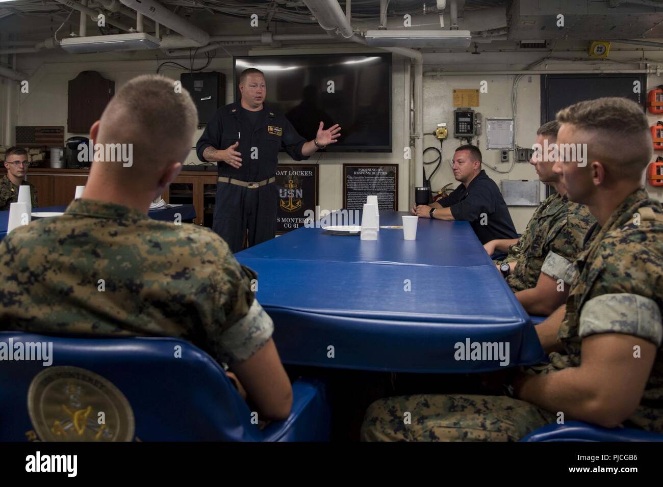 Océan Atlantique (17 juillet 2018) chef technicien système à turbine à gaz (mécanique) Aaron Peterson, de Lakeland, Floride, procède à la formation de mentorat avec les aspirants à bord du croiseur lance-missiles USS Monterey (CG 61). Monterey est en cours dans l'Océan atlantique afin d'effectuer des exercices pour assurer l'état de préparation opérationnelle. Banque D'Images