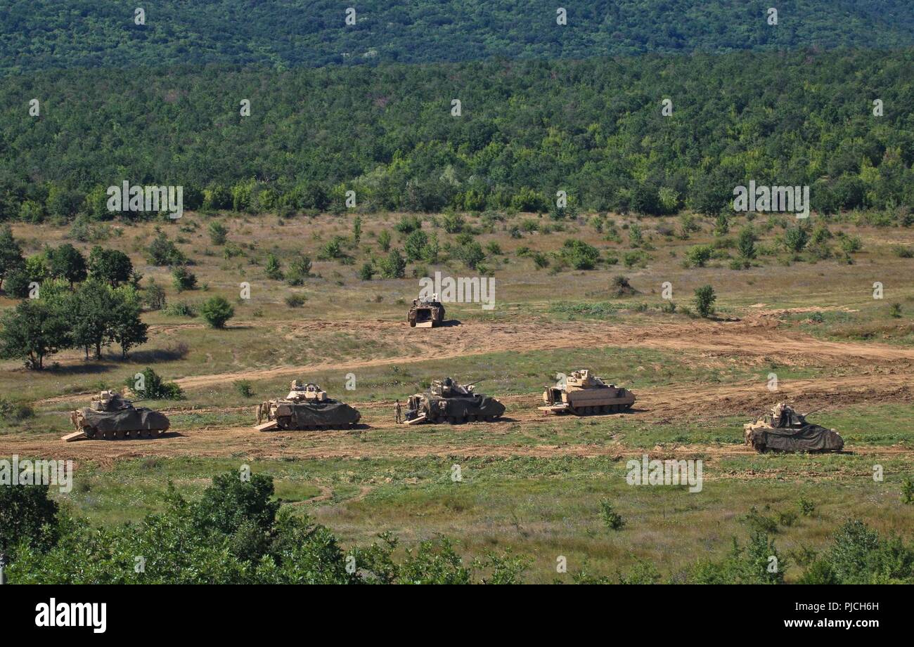 Véhicule de combat Bradley six équipages, affecté à la Compagnie Alpha, 2e Bataillon, 5e régiment de cavalerie, 1st Armored Brigade Combat Team, 1re Division de cavalerie, attendre leur rotation Tir Tir au cours d'une zone d'entraînement à Novo Selo, Bulgarie, le 19 juillet 2018. La société est en poste en Bulgarie à l'appui de la résolution de l'Atlantique, un exercice d'entraînement durables entre l'OTAN et des Forces américaines. Banque D'Images