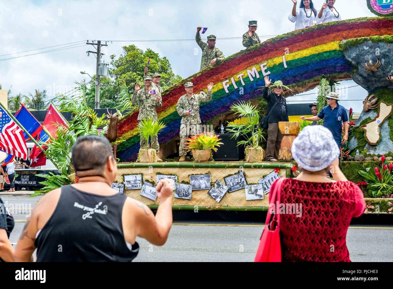 AGANA, Guam (21 juillet 2018) marins affectés à la 30e Régiment de construction navale (30 RCN) participer avec le Village de Barrigada et monter sur leurs flotter au cours de la 74e anniversaire de la fête de la libération. La bataille de Guam a commencé le 21 juillet 1944, lorsque les forces américaines ont envahi Guam pour le libérer de l'occupant japonais. Barrigada est la soeur de la RCN 30 Village, qui est un partenariat entre le village et la commande pour le service communautaire et les possibilités de diffusion externe. (Nous. Navy Banque D'Images