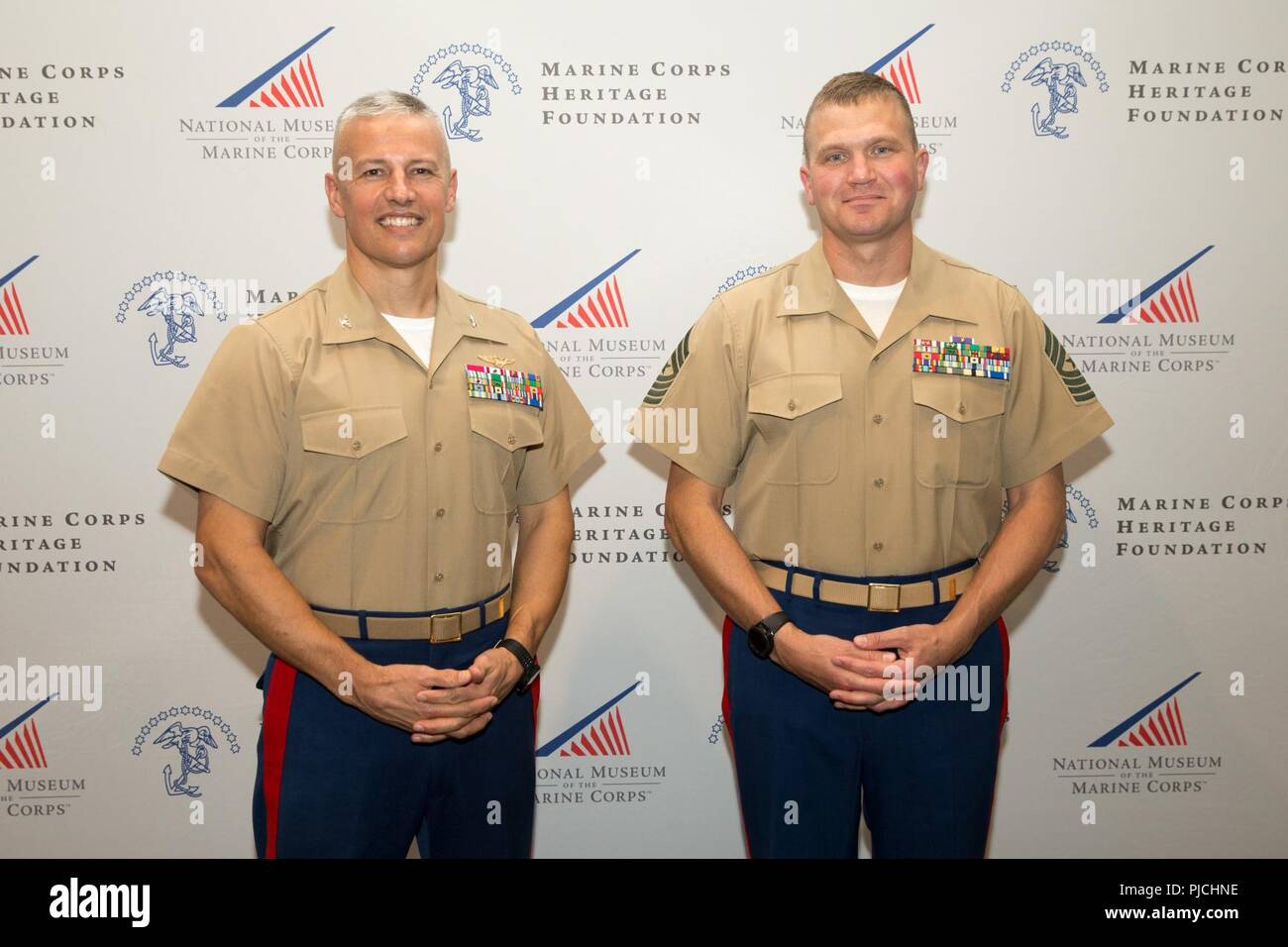Le colonel du Corps des Marines américain William C. Bentley III, commandant de la base, du Marine Corps Base Quantico (MCBQ), et le Sgt. Le major Michael W. Hensley, sergent-major, MCBQ, posent pour une photo lors de l'United States Marine Corps 2018 Sports Hall of Fame intronisation au National Museum of the Marine Corps, Triangle, en Virginie, le 18 juillet 2018. L'événement a eu lieu pour l'induction de c'est trois nouveaux membres ; James A. Gillcrist, Theodore R. Lyons, et Richard L. Alderson. Banque D'Images
