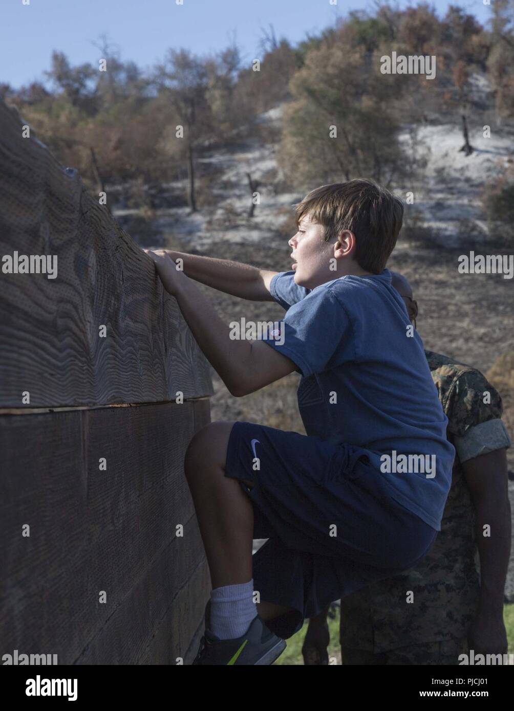 Un joueur de football pour l'école épiscopale St. Margaret's exécute un obstacle au Marine Corps Base Camp Pendleton, en Californie, le 20 juillet 2018. L'événement a donné 1er Régiment de Marines Marines l'occasion de maintenir et de solidifier les relationship-s la communauté. Banque D'Images