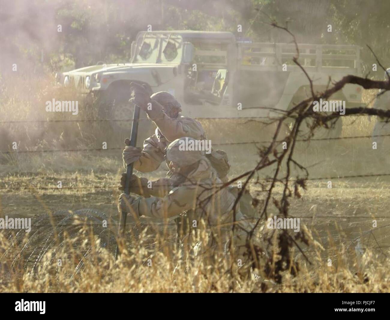 FORT HUNTER LIGGETT, Californie. Réserve de l'armée américaine - Les ingénieurs travaillent à ouvrir une brèche dans le fil d'un ennemi obstacle pendant l'exercice de formation de soutien au combat (CSTX) 98-18-01 à Fort Hunter Liggett, en Californie le 16 juillet 2018. Les ingénieurs avaient pour violation d'un fil de fer barbelés puis span une tranchée creusée par une force ennemie de déterminer. CSTX 91-18-01 assure America's Army les unités de la Réserve sont formés pour déployer ce qui porte capable, aptes au combat, et la puissance de feu meurtrière à l'appui de l'armée et nos partenaires n'importe où dans le monde. Banque D'Images