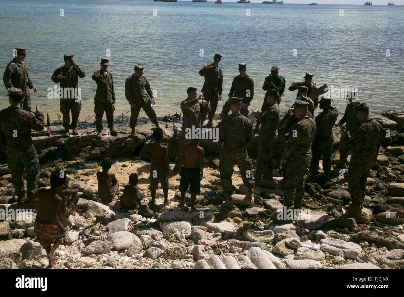 1er lieutenant Nickolas Mortenson, commandant de peloton avec 2e Bataillon, 8e Régiment de Marines donne un cours d'éducation militaire professionnelle sur la géographie de l'Atoll de Tarawa sur Red Beach 1, Betio, Kiribati, le 22 juillet 2018. Au cours de la PME, Mortenson a expliqué la stratégie les Marines de 2/8 utilisé lorsqu'ils ont débarqué sur la plage rouge 3 en novembre 1943. 2/8 est déployée à l'avant 3e Division de marines à Okinawa, au Japon dans le cadre du Programme de déploiement de l'unité. Banque D'Images