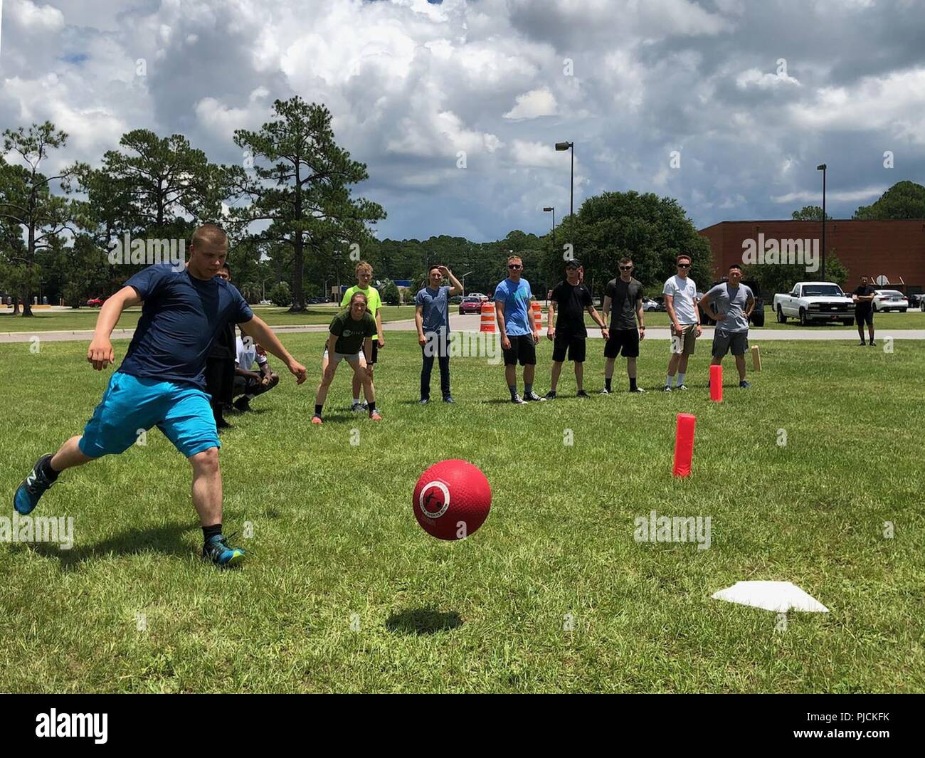 Un soldat du 3ème Division d'infanterie d'un coup d'artillerie kickball lors d'une Affirmation de la vie, de l'événement organisé par 3e ID L'artillerie, à Fort Stewart, en Géorgie, le 20 juillet 2018. Affirmation de la vie a été un événement qui a porté sur montrant des soldats pourquoi chaque jour est intéressante à vivre. Banque D'Images