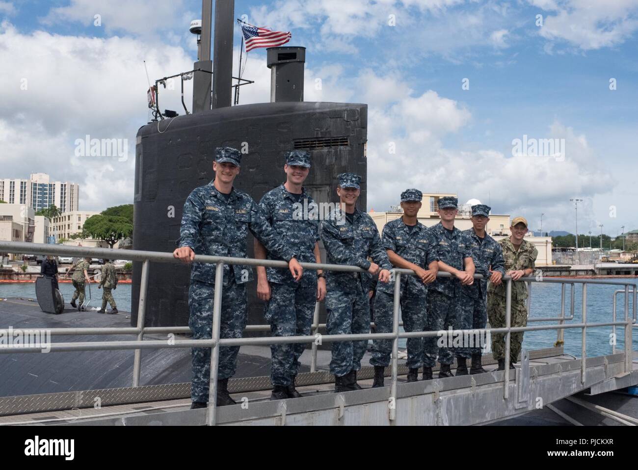 JOINT BASE PEARL HARBOR, Hawaii (20 juillet 2018) - Les aspirants de poser pour une photo de groupe après la tournée de classe Los Angeles sous-marin d'attaque rapide USS Columbia (SSN 771) dans la région de Pearl Harbor, à Hawaï durant leur croisière d'été aspirant, le 20 juillet. Banque D'Images