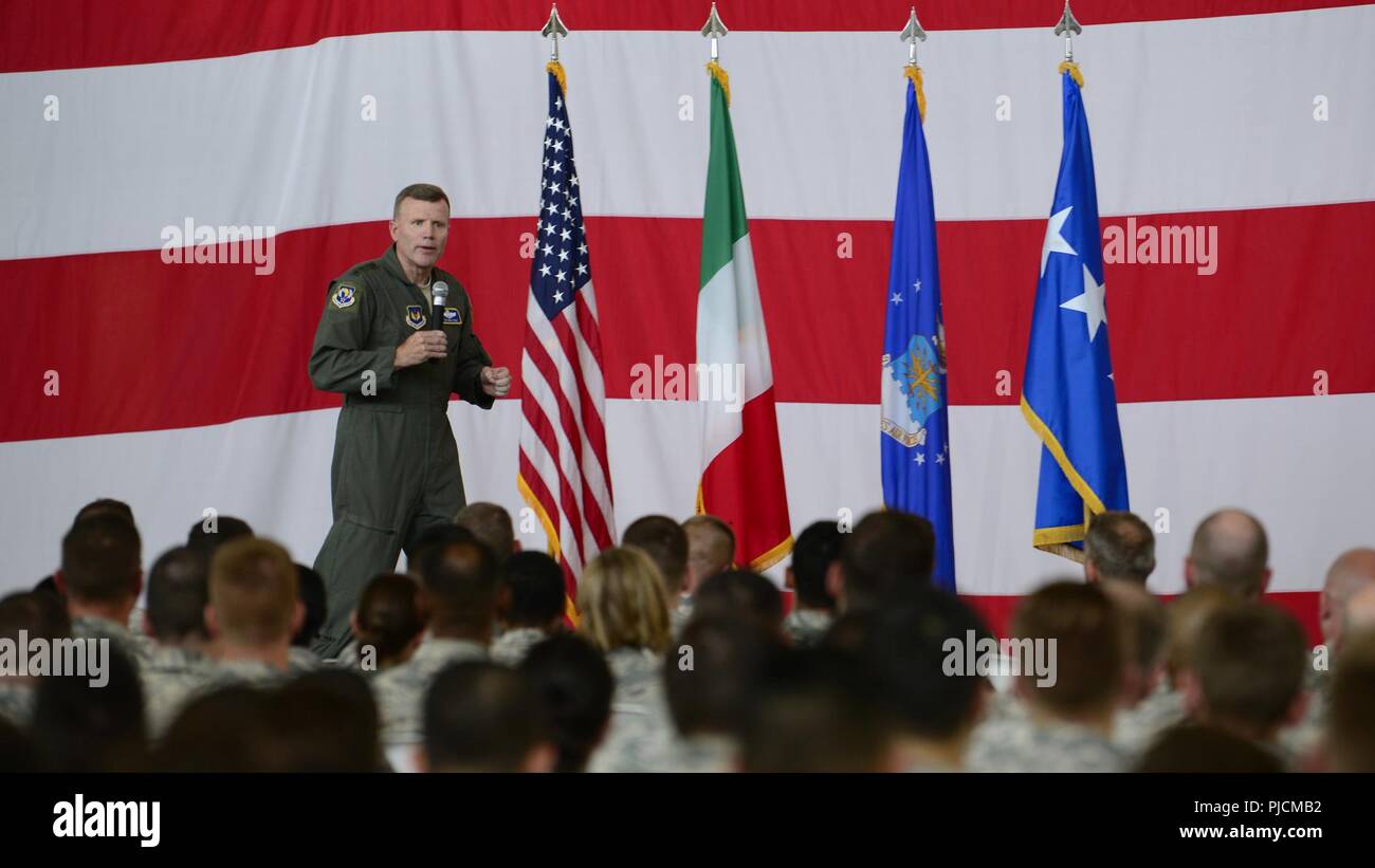 Le général Tod D. Wolters, les forces aériennes américaines en Europe et de l'air, commandant de l'Afrique parle d'aviateurs à tous un appel au cours de sa visite à la base aérienne d'Aviano, en Italie, le 23 juillet 2018. Wolters, a rencontré des membres de l'équipe d'Aviano à exprimer sa gratitude pour le travail acharné et le dévouement l'aile donne à la défense des intérêts des États-Unis et de l'OTAN et de rappeler aux aviateurs de prendre du temps pour eux-mêmes et leurs familles. Banque D'Images