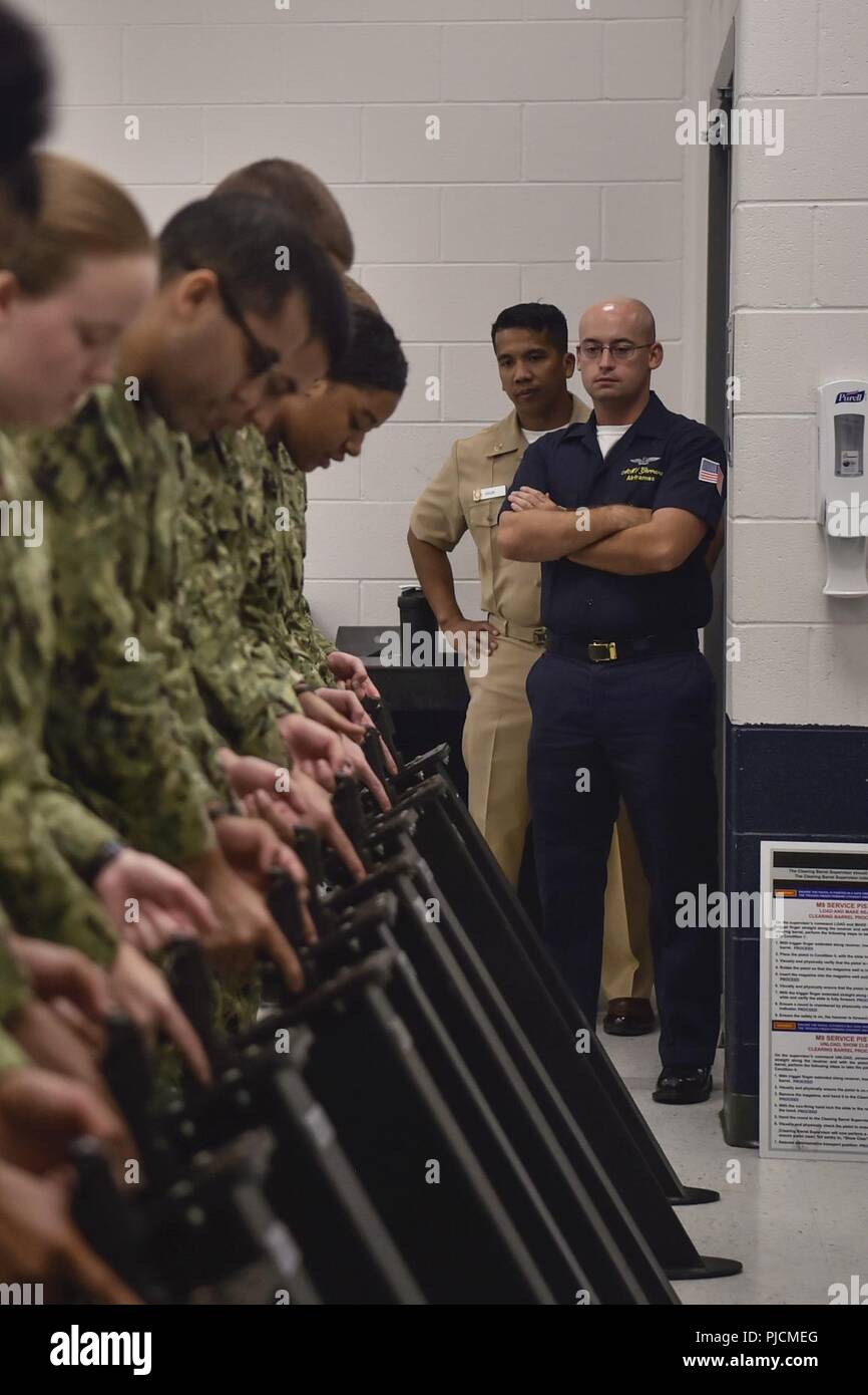 Grands Lacs, Illinois (24 juillet 2018) l'Aviation Mécanicien structurels 1re classe Jace Gerrard, affecté à l'Escadron de démonstration en vol de la Marine américaine, les Blue Angels, supervise l'ongoings de l'escadron de la division boot camp à recruter le commandement de l'instruction (RTC). Environ 38 000 à 40 000 diplômés chaque année de l'recrues de la Marine que boot camp. . Banque D'Images