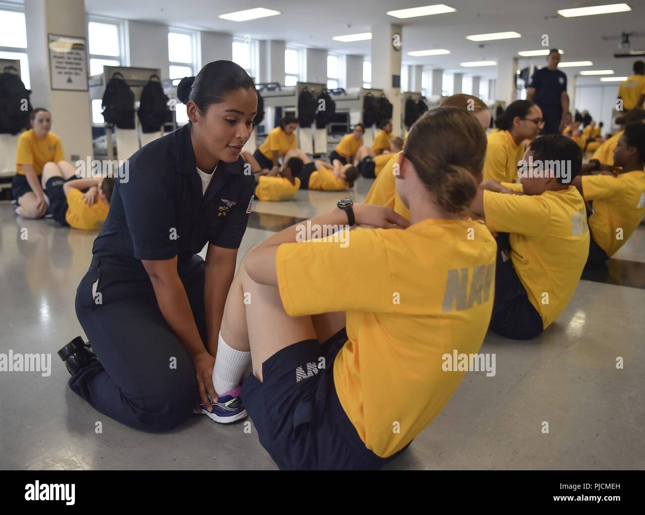 Grands Lacs, Illinois (24 juillet 2018) La survie de l'équipage 2e classe Equipmentman Nicole Oviedo, affecté à l'Escadron de démonstration en vol de la Marine américaine, les Blue Angels, les mentors les recrues de l'escadron de la division boot camp à recruter le commandement de l'instruction (RTC). Environ 38 000 à 40 000 diplômés chaque année de l'recrues de la Marine que boot camp. . Banque D'Images