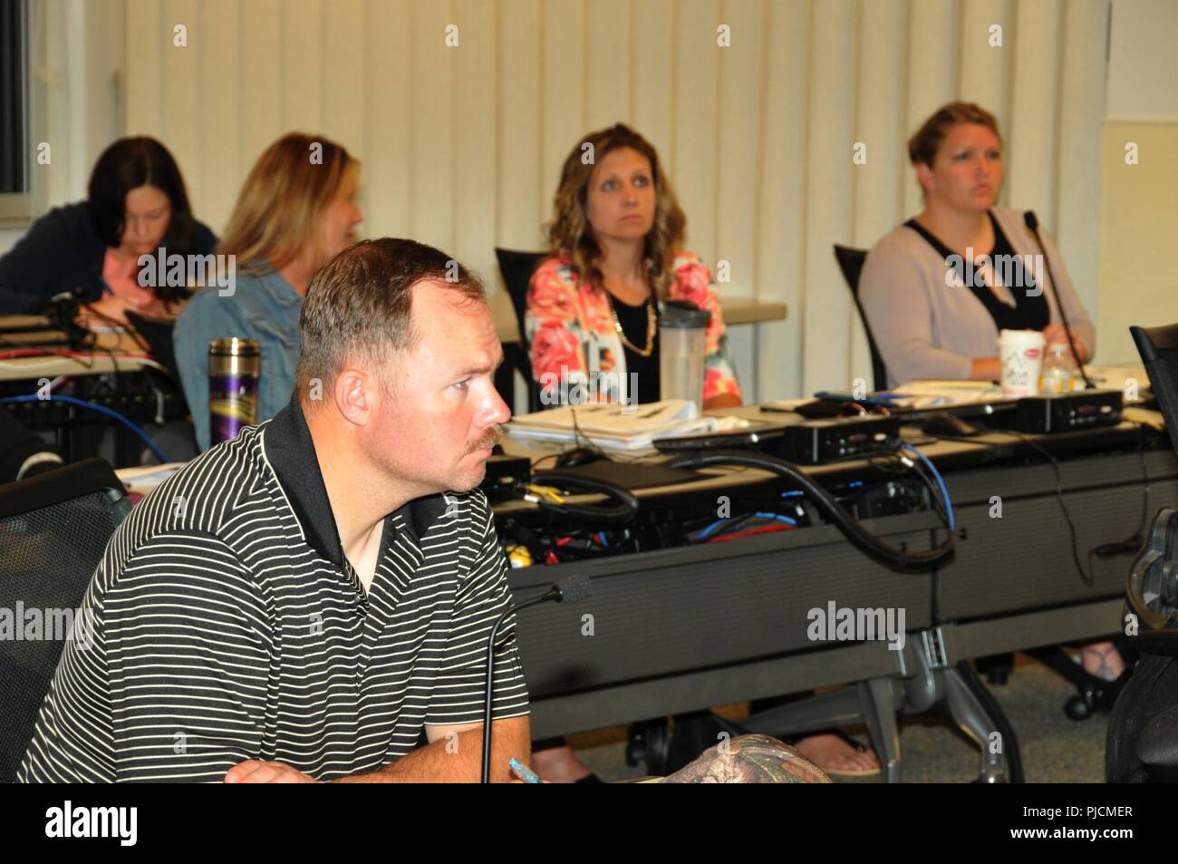 M. Rick Goodwin parle aux membres de la 114e Escadre de chasse, le Dakota du Sud, la Garde nationale et Ellsworth Air Force Base au cours de la formation l'avocat de la victime est tenue à Joe Foss Field, S.D. 13 juillet 2018. Banque D'Images