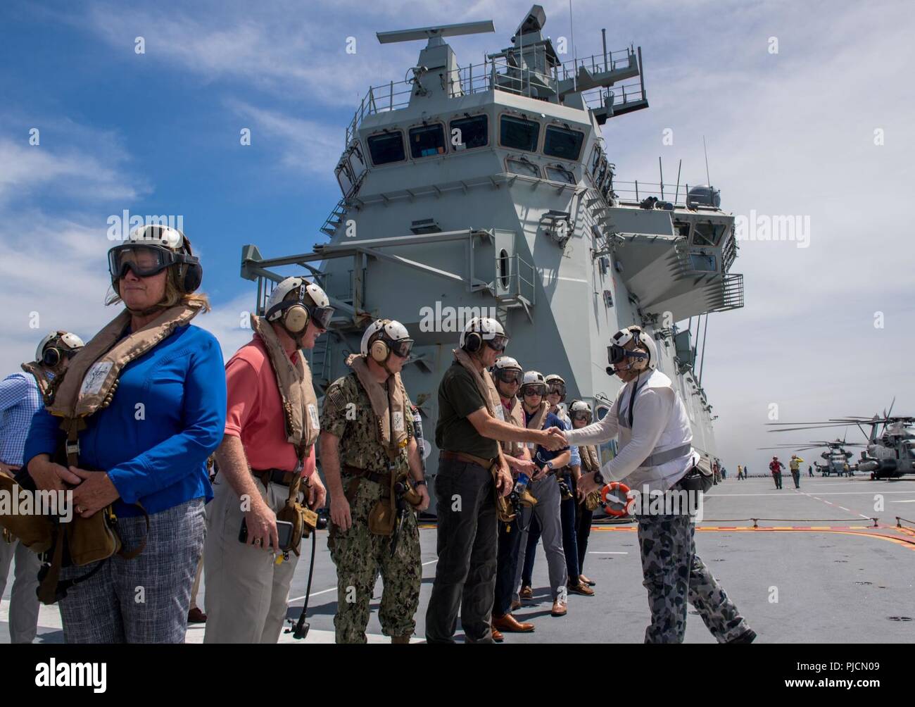 En mer (19 juillet 2018) Les représentants des États- Unis à la sortie de l'envol de l'hélicoptère du navire de débarquement quai HMAS Adelaide (L01) au cours de l'exercice Rim of the Pacific (RIMPAC), le 20 juillet. Vingt-cinq nations, 46 navires, 5 sous-marins, et d'environ 200 avions et 25 000 personnes participent à l'EXERCICE RIMPAC du 27 juin au 2 août dans et autour des îles Hawaï et la Californie du Sud. Le plus grand exercice maritime international RIMPAC, fournit une formation unique alors que la promotion et le soutien de relations de coopération entre les participants essentiels pour assurer la sécurité de la mer Banque D'Images