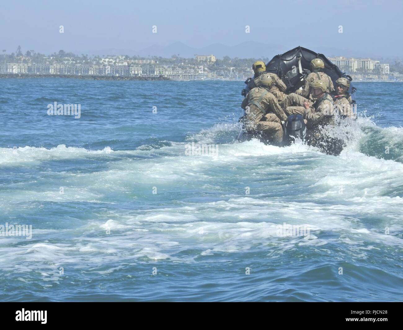 MARINE CORPS BASE CAMP PENDLETON, en Californie (24 juillet 2018) Les Marines américains du 1er Bataillon de Reconnaissance, attaché à la 15e unité expéditionnaire de marines et de l'Australie l'équipe de plongeurs-démineurs quatre rouler dans la lutte contre le maraudage en caoutchouc au cours de métiers d'helocast la formation dans le cadre d'exercice Rim of the Pacific (RIMPAC) sur Marine Corps Base Camp Pendleton, en Californie, le 24 juillet 2108. RIMPAC fournit une formation de valeur pour la tâche-organisé, hautement capable air-sol marin Task Force et améliore la capacité d'intervention de crise critique de Marines américains dans le Pacifique. Vingt-cinq nations, 46 navires, 5 sous-marins, un Banque D'Images