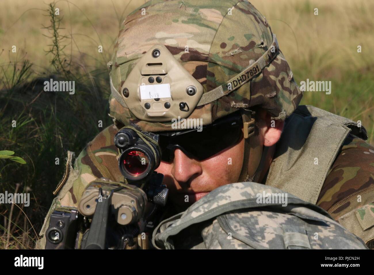 Circuit de l'armée américaine. Tyler Dunn, un mortarman affectés au siège de l'entreprise et de l'Administration centrale, 2e Bataillon, 504e Parachute Infantry Regiment, 1e Brigade Combat Team, 82e Division aéroportée, fournit la sécurité pendant l'opération Tempête du Diable, à la Hollande sur la Zone de Fort Bragg, Caroline du Nord, le 19 juillet 2018. L'opération Tempête diable exercé l'aptitude à combattre et gagner n'importe où avec un court préavis. Banque D'Images