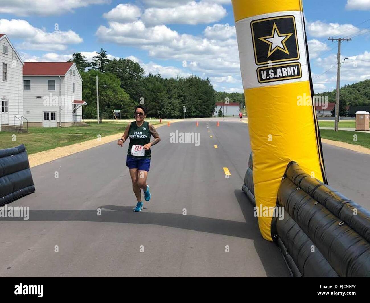 Le s.. Avec le 311e Beatrix Sanchez commande soutien expéditionnaire franchit la ligne d'arrivée de la chaleur de l'été 5k race 18 juillet 2018, à Fort McCoy, Wisconsin Sanchez, membre de l'équipe Army Ten-Miler Fort McCoy, a terminé premier dans la catégorie féminine. Banque D'Images