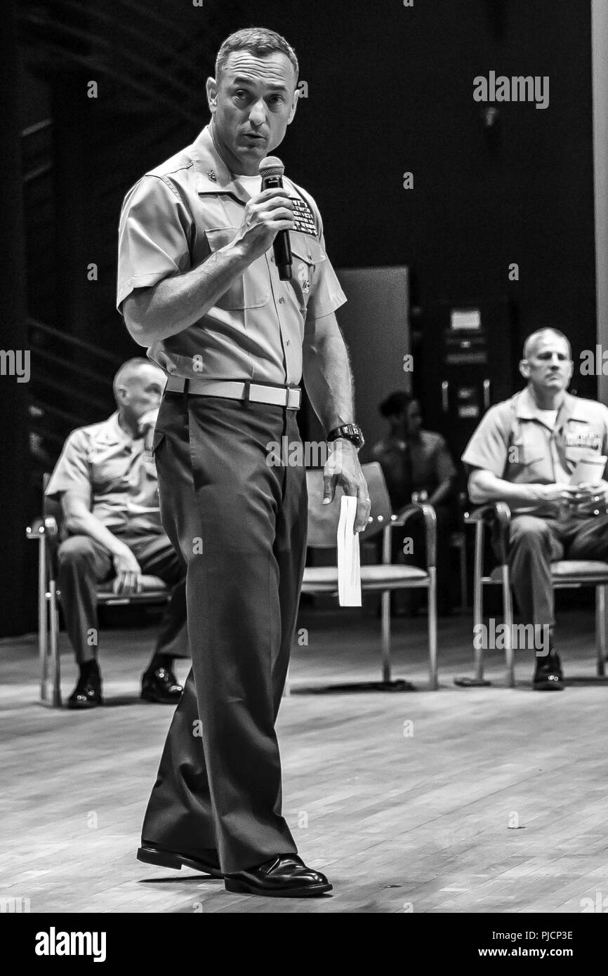 Le colonel du Corps des Marines américain Joseph Murray, commandant de base sortant, Marine Corps Base Quantico (MCBQ), prend la parole lors d'une cérémonie de passation de commandement à Warner Auditorium, Quantico, en Virginie, le 13 juillet 2018. Au cours de la cérémonie, Murray a cédé le commandement au Colonel William C. Bentley, commandant de base entrant, MCBQ. Banque D'Images