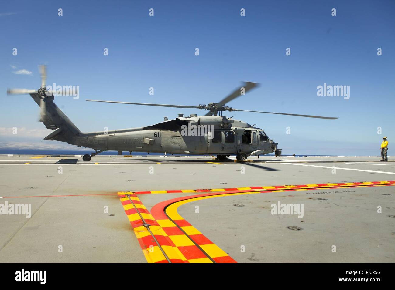 Le HMAS Adelaide une marine américaine Sikorsky SH-60 Seahawk affectés à l'Escadron d'hélicoptères de combat de la mer huit "Eightballers" prépare à décoller au cours de touche vers le bas des opérations à bord de la Royal Australian Navy landing helicopter dock navire HMAS Adelaide (L01) dans le cadre de l'exercice Rim of the Pacific (RIMPAC) au large de la côte d'Hawaï, le 22 juillet 2018. RIMPAC fournit une formation de valeur pour la tâche-organisé, très-capable Marine-Air Task Force au sol et améliore la capacité d'intervention de crise critique de Marines américains dans le Pacifique. Vingt-cinq nations, plus de 45 navires et sous-marins, environ 200 avions, un Banque D'Images