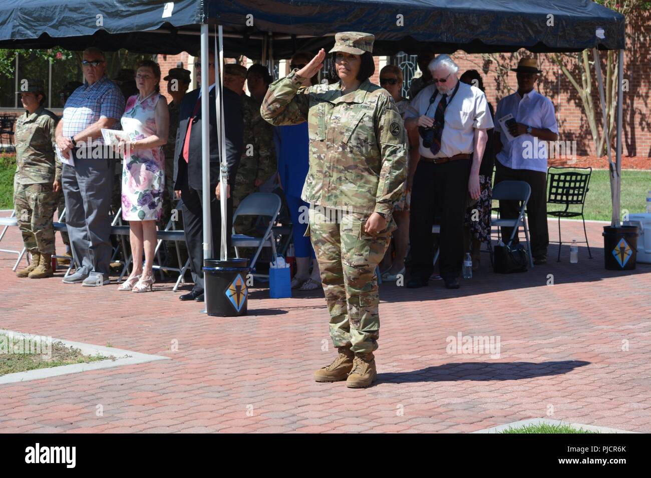 Le colonel Janene Marshall-Gatling, 4e Brigade entrants (Services du personnel) Commandant, rend son premier salut à ses troupes à la fin de la cérémonie de passation de commandement tenue au Victory Field à Fort Jackson, S.C., le 8 juillet 2018. Le Colonel Karen Monday-Gresham a servi comme commandant de la 4e Brigade pour deux ans avant son abandon de commande pour Marshall-Gatling. Banque D'Images