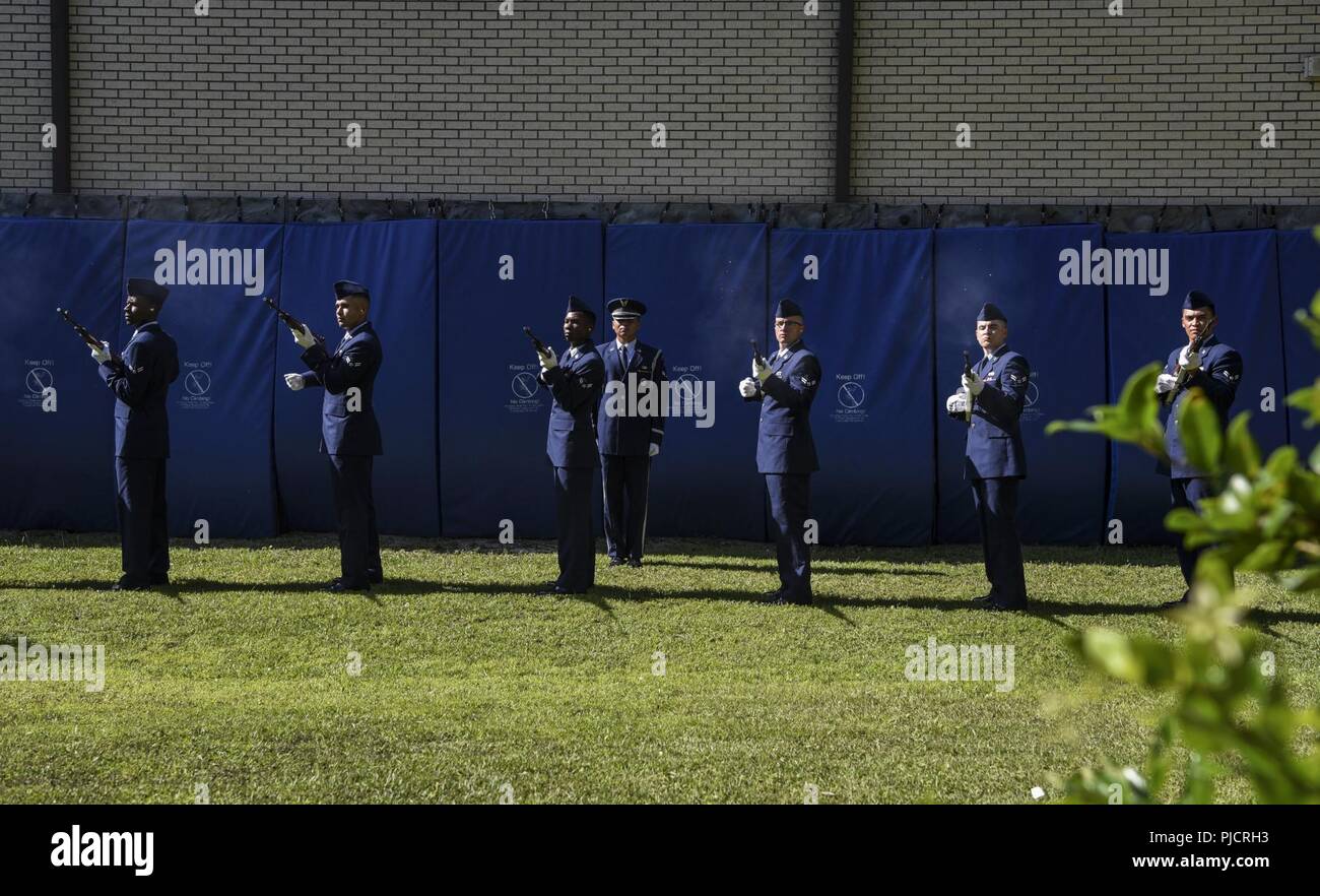 Hurlburt Field sur la garde d'honneur les membres effectuent une salve de 21 coups lors d'une cérémonie à Hurlburt Field, en Floride, le 13 juillet 2018. Aviateurs, remporter le titre de garde d'honneur après deux semaines de formation, qui comprend des honneurs funérailles, présentation des couleurs et de tirer parti des fonctions. Banque D'Images