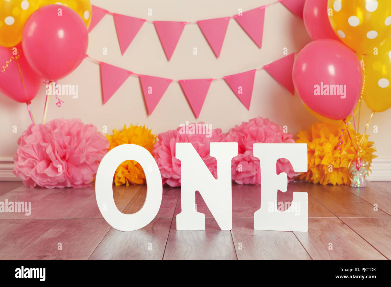 Decoration Fond De Fete Pour Un Anniversaire Avec Des Lettres Pour Dire L Un Et Rose Rouge Jaune Ballons En Studio Smash Gateau Premiere Annee Concept Photo Stock Alamy Decoration Fond De Fete Pour Un Anniversaire Avec Des Lettres Pour Dire L Un Et Rose Rouge Jaune Ballons En Studio Smash Gateau Premiere Annee Concept Photo Stock Alamy