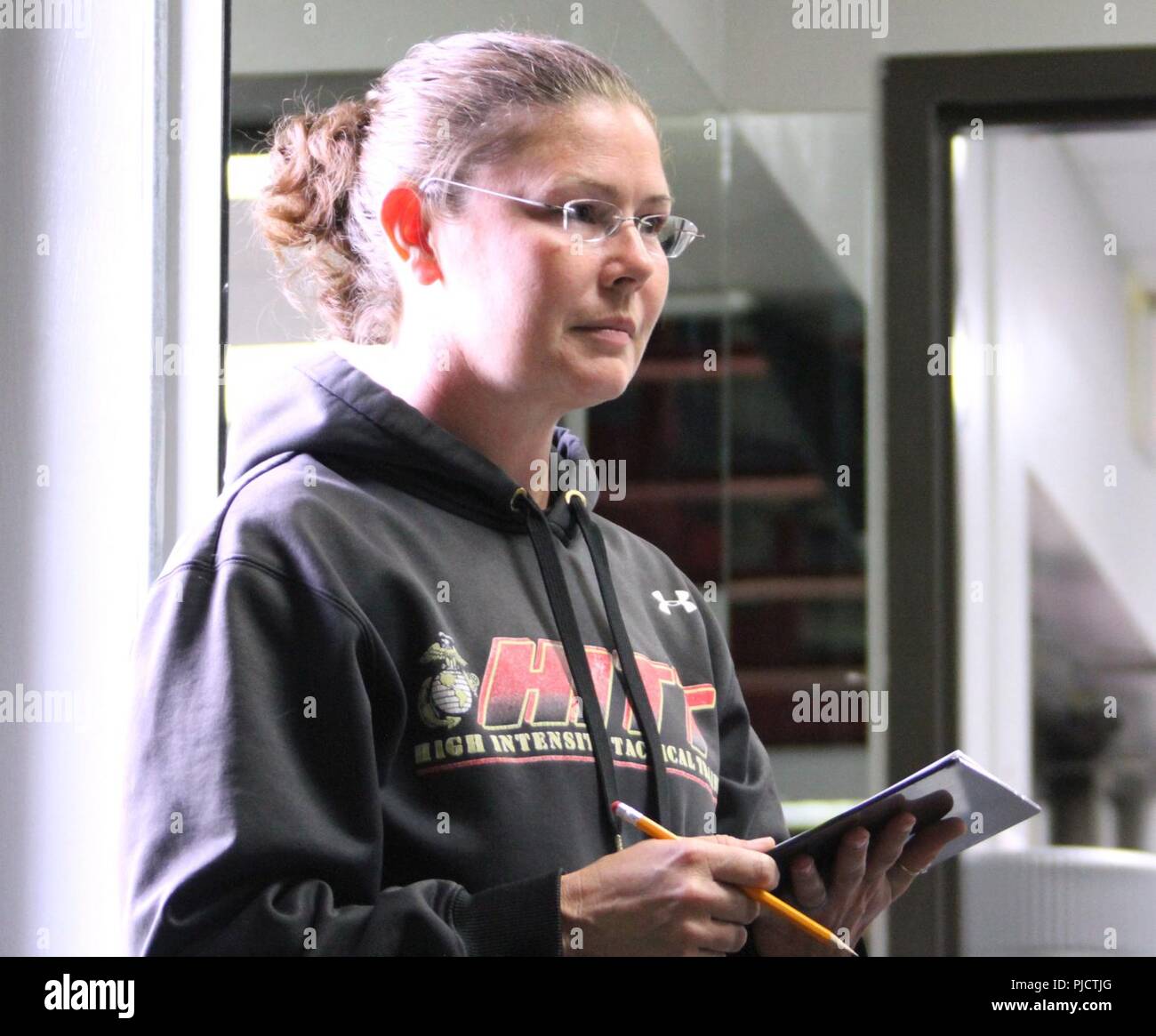 Une poignée de Marines participent à une compétition d'haltérophilie qui s'est tenue à la famille Daniels centre de remise en forme à bord Marine Corps Base logistique Albany, le 18 juillet. Marine Corps Services communautaires offre des haltères, appareils de musculation, cardio-training et une salle de classe pour Wellbeats groupe virtuel de la formation pour tous les Marines et civil-marines. Banque D'Images