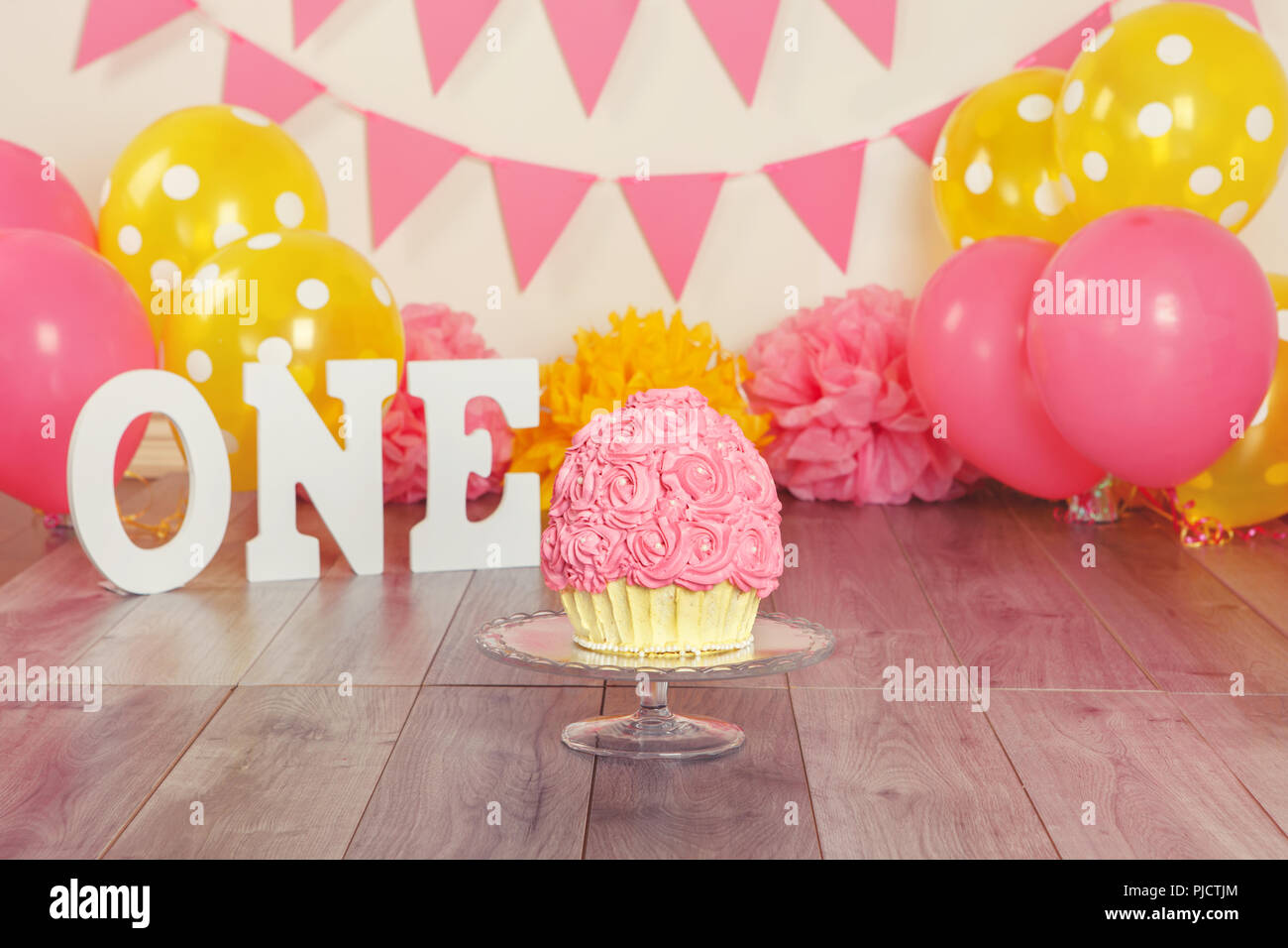 Decoration Fond De Fete Pour Un Anniversaire Avec Gateau Cupcake Rose Fille Ou Sur Son Socle En Verre Des Lettres Pour Dire L Un Et Rose Rouge Jaune Balloons Photo Stock Alamy