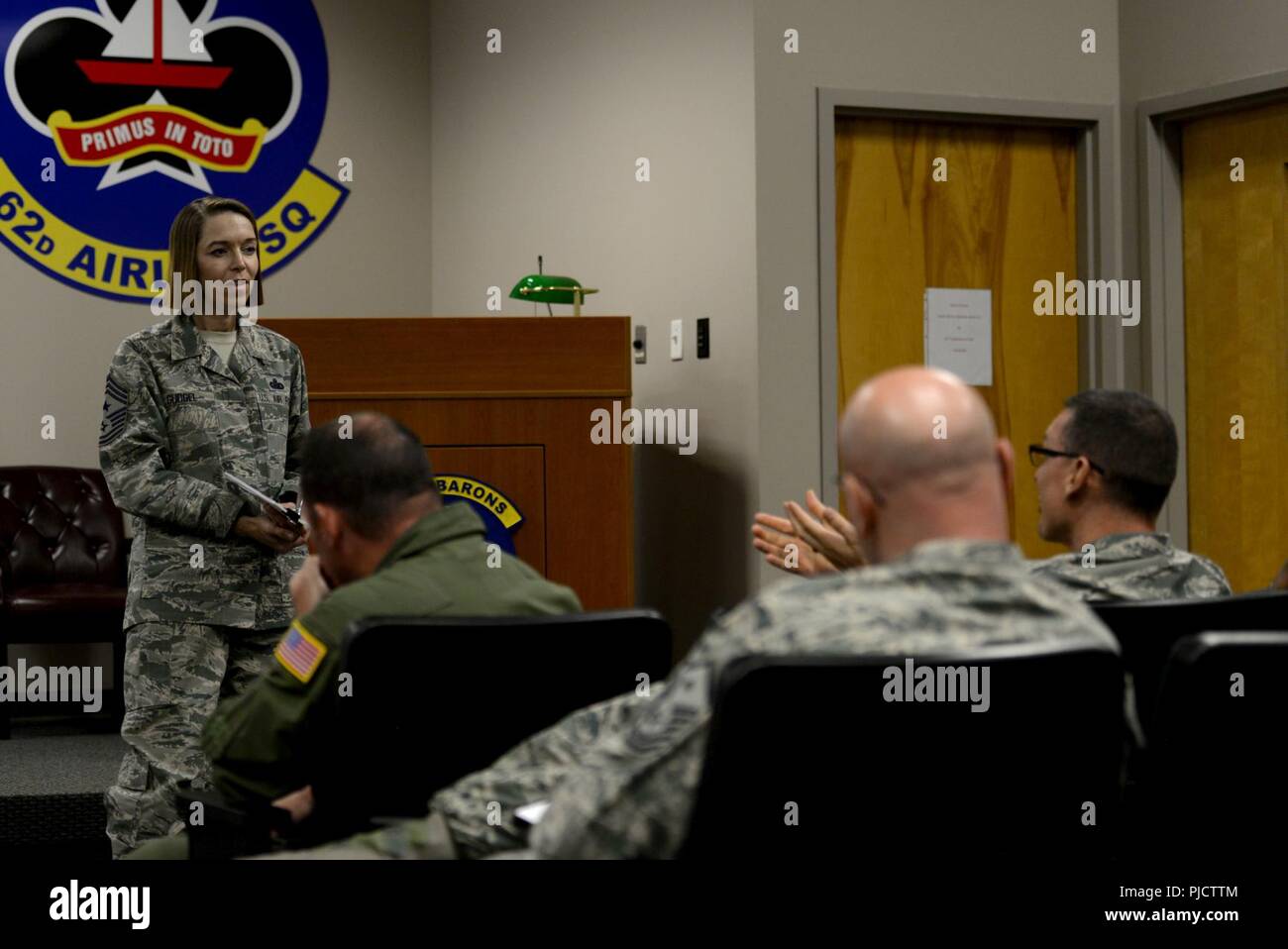 Le chef de l'US Air Force Master Sgt. Gudgel Juliette, chef du commandement de l'éducation et de la formation de l'air Commande, dirige une discussion avec la 314e Escadre de transport aérien les hauts dirigeants à la base aérienne de Little Rock, Arkansas, le 23 juillet 2018. Le SNCOs ont discuté des moyens d'améliorer le programme d'études pour les étudiants en passant par le 314e de l'école technologique AW. Banque D'Images