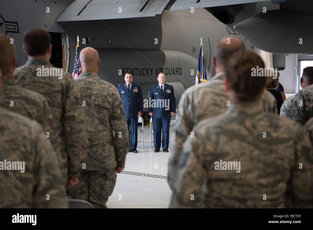 Le major Jerry Zollman (à gauche), commandant de la 123e Escadron de maintenance, et le sergent-chef en chef Chris Burgin, surintendant de la 123e groupe d'entretien, se présenter comme la retraite de Burgin citation est lue lors d'une cérémonie à la New York Air National Guard Base à Louisville, Ky., le 14 juillet 2018. A été le premier chef de Burgin sergent principal choisi pour occuper le poste de surintendant nouvellement créé pour le 123e groupe de maintenance. Banque D'Images