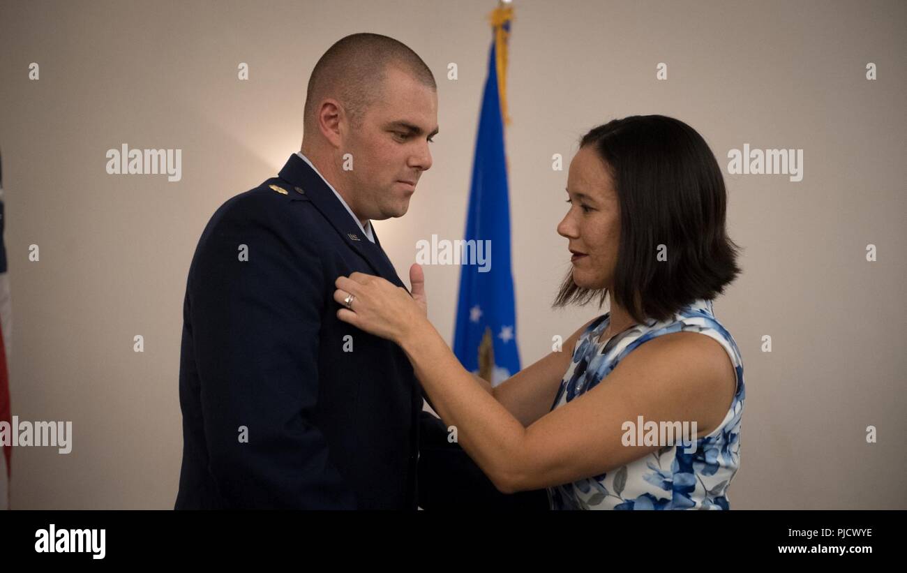 Le major Peter Talley, commandant de l'Escadron, 2e contrôleur prend le commandement de la 2e de ces tubes du lieutenant-colonel Jason Holcomb à base aérienne de Barksdale, en Louisiane, le 13 juillet 2018. Banque D'Images