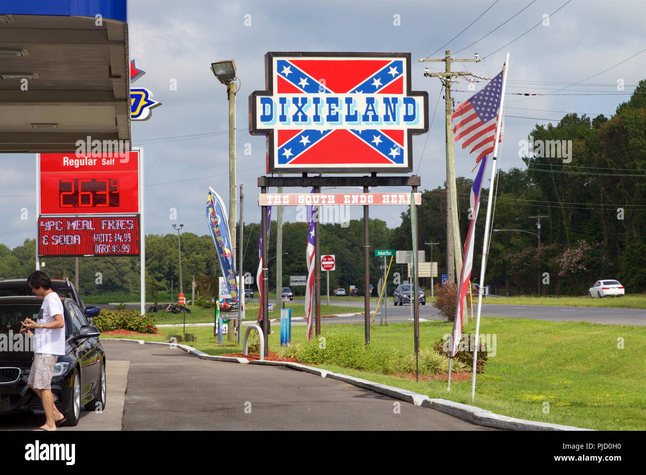 Nouvelle Église, Virginie, USA - 1 septembre 2018 : Confederate flags drapeaux américains surpasser en taille et en nombre à Dixieland, une station d'essence et une boutique de cadeaux. Banque D'Images