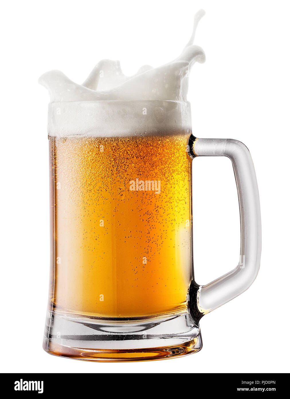 En mousse Splash mug avec bière isolé sur fond blanc Banque D'Images