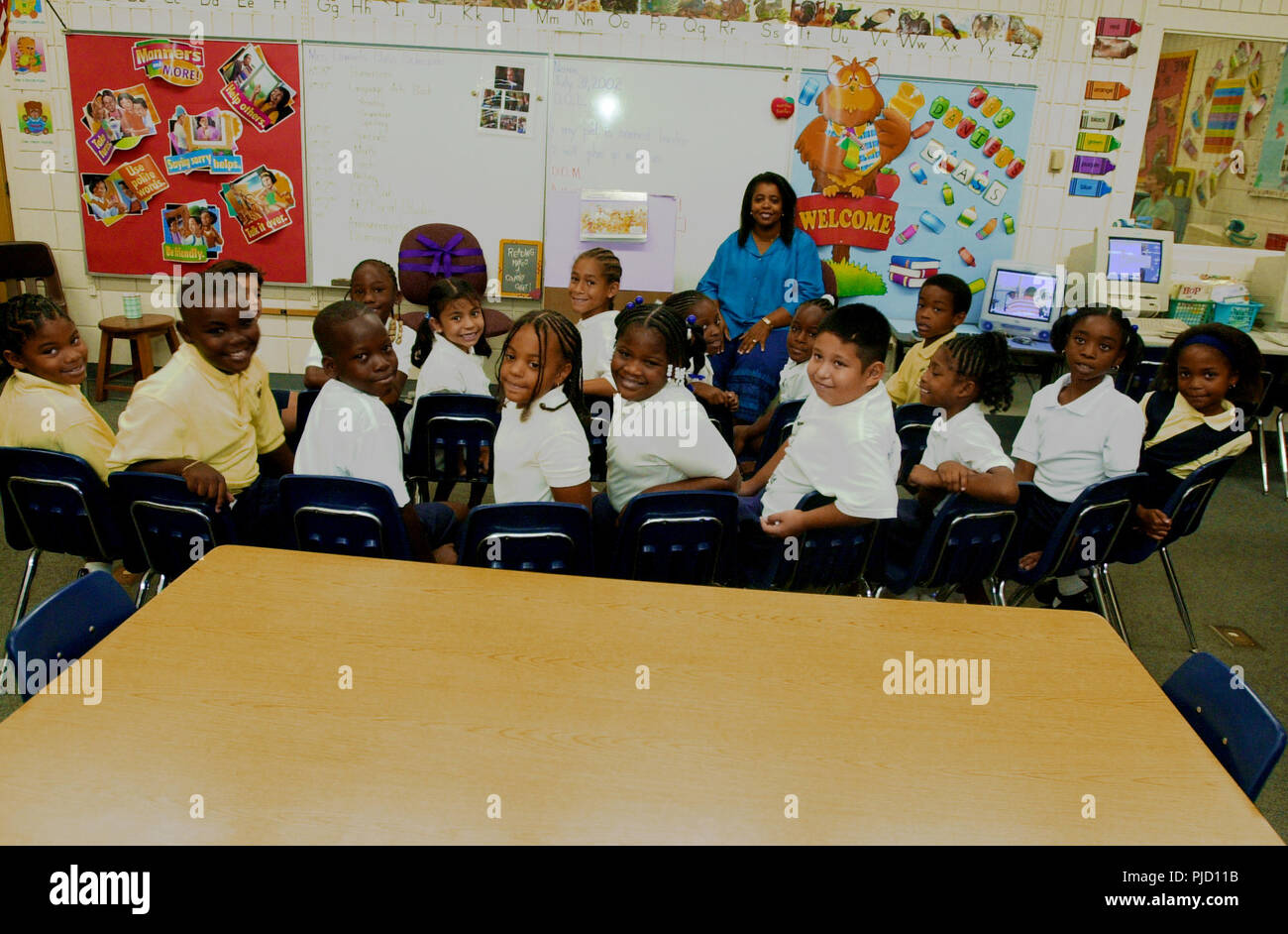 Sarasota, Floride, USA. 31 juillet, 2002. L'École élémentaire Emma E. Booker. Presque un an après le 11 septembre, la classe de Mme Daniels a une reunion de sa deuxième année à l'année précédente sur la première journée d'école le 31 juillet 2002. (Jessica Mann/Orlando Sentinel) Banque D'Images