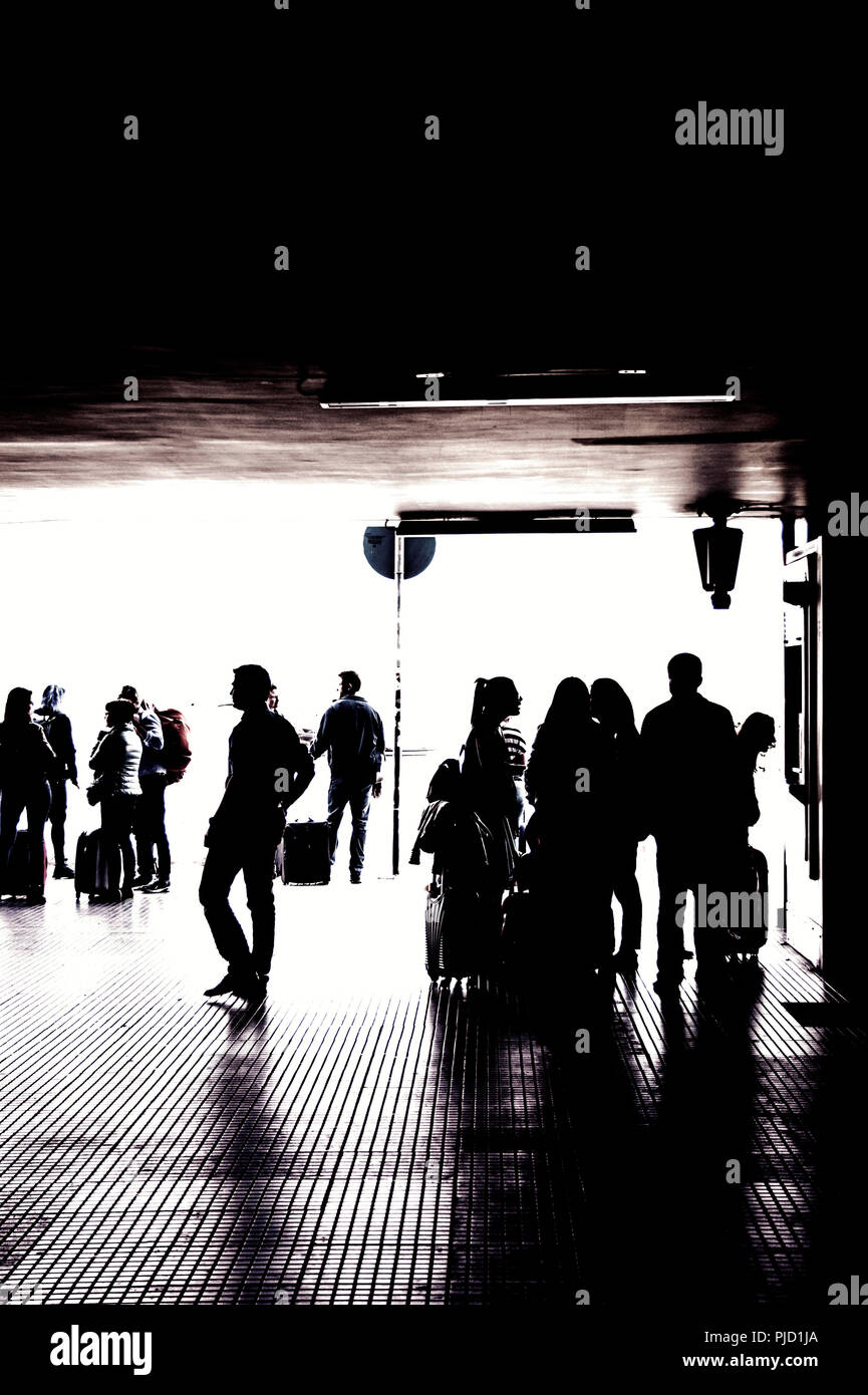 Silhouettes de personnes dans un aéroport Banque D'Images