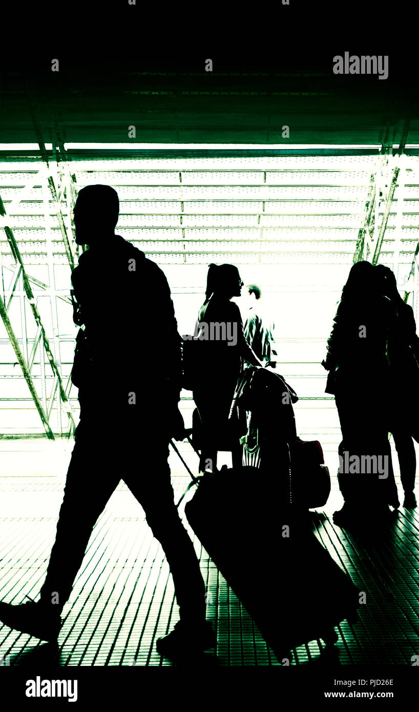 Silhouettes de personnes dans un aéroport Banque D'Images