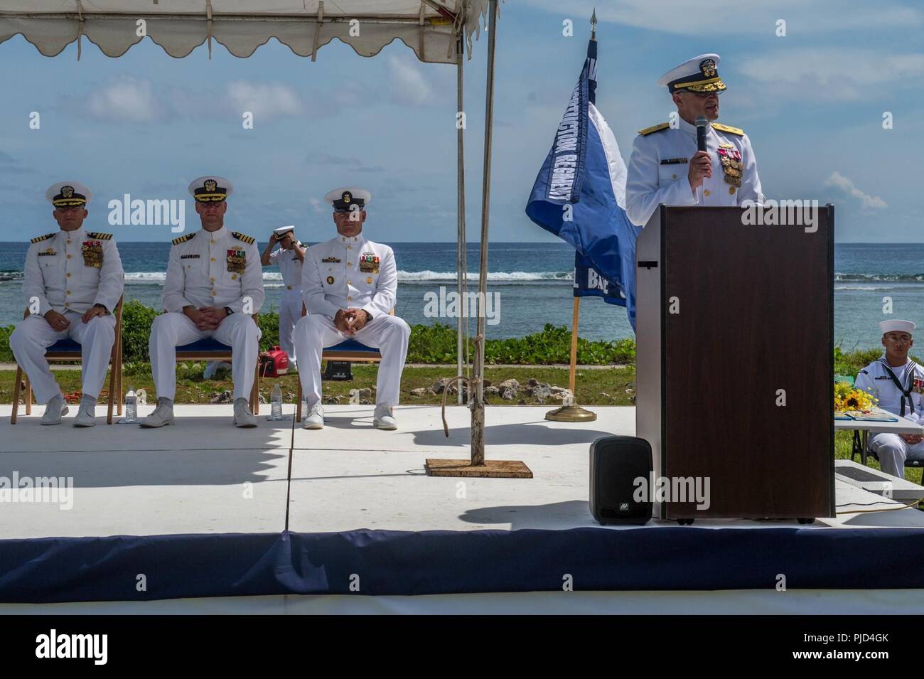 ASAN, Guam (19 juillet 2018) Arrière Adm. Troy McClelland, commandant adjoint pour la construction navale, la Force de la Force expéditionnaire de la Marine, prend la parole lors de la Construction Navale du 30e Régiment (30 RCN) Cérémonie de passation de commandement à la guerre du Pacifique Le Parc historique national de la plage Asan. Au cours de la cérémonie, le capitaine Steven Stasick soulagé le Capitaine Jeffrey Kilian comme commodore du 30 RCN. Banque D'Images