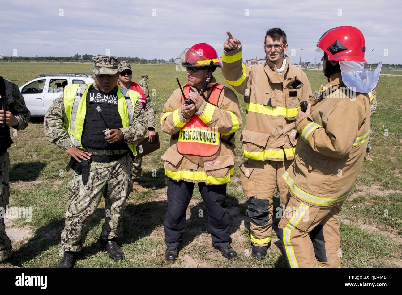 Roumanie (18 juillet 2018) l'installation de soutien naval Deveselu marins en collaboration conjointe avec les membres de la 99e base militaire conduite SHIELDEX 18 sur la base. 18 SHIELDEX est la première opération d'urgence de protection de la force/exercice mené sur la 99e base militaire et NSF Deveselu qui englobait l'actif de la Marine, commandant de la commande des installations au sein de l'Europe, d'Afrique et d'Asie du Sud-Ouest et en roumain d'entités militaires partout dans le sud de la Roumanie. Banque D'Images