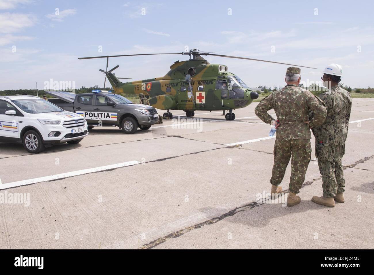 Roumanie (18 juillet 2018) l'installation de soutien naval Deveselu marins en collaboration conjointe avec les membres de la 99e base militaire conduite SHIELDEX 18 sur la base. 18 SHIELDEX est la première opération d'urgence de protection de la force/exercice mené sur la 99e base militaire et NSF Deveselu qui englobait l'actif de la Marine, commandant de la commande des installations au sein de l'Europe, d'Afrique et d'Asie du Sud-Ouest et en roumain d'entités militaires partout dans le sud de la Roumanie. Banque D'Images