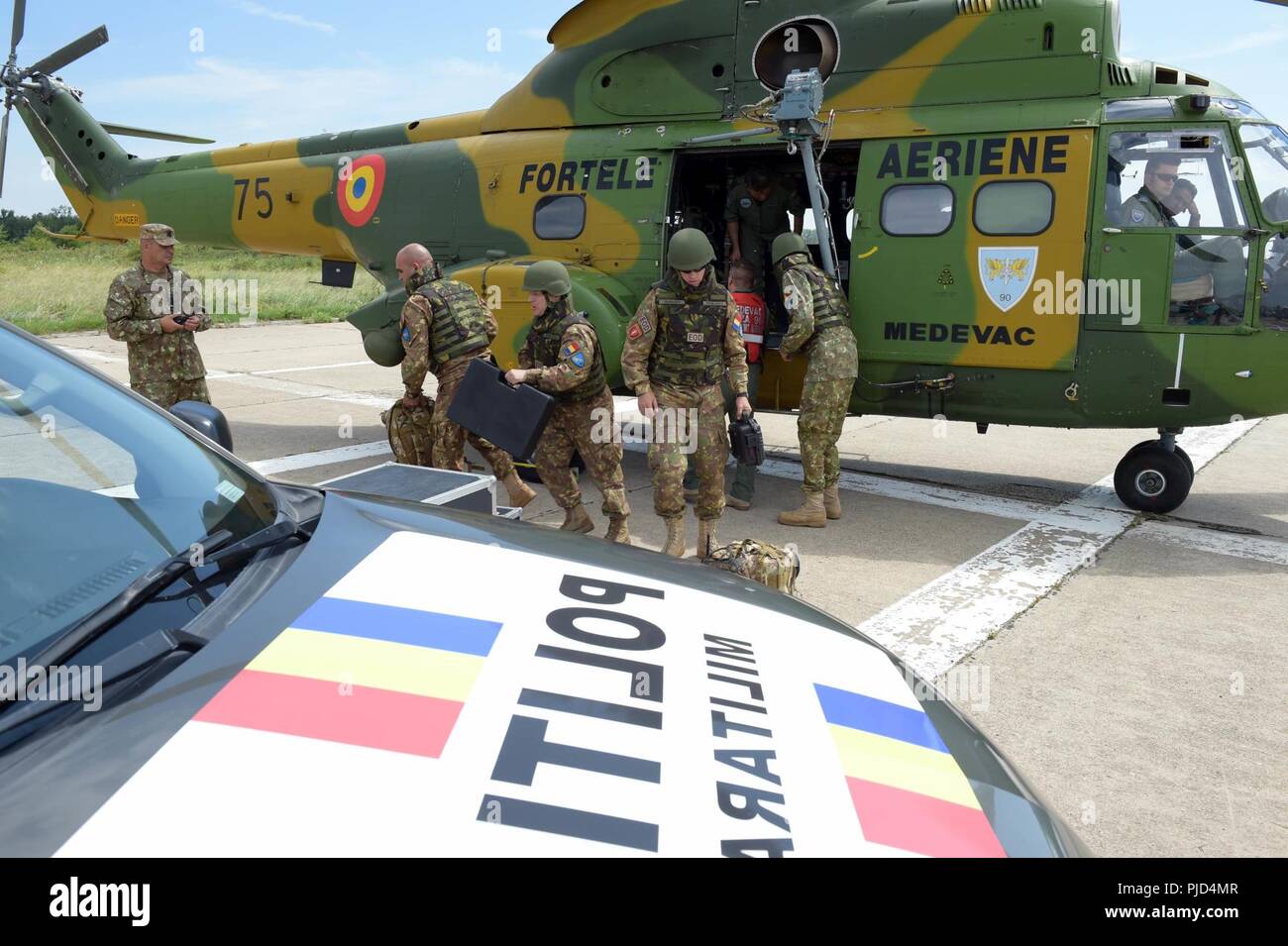 Roumanie (18 juillet 2018) l'installation de soutien naval Deveselu marins en collaboration conjointe avec les membres de la 99e base militaire conduite SHIELDEX 18 sur la base. 18 SHIELDEX est la première opération d'urgence de protection de la force/exercice mené sur la 99e base militaire et NSF Deveselu qui englobait l'actif de la Marine, commandant de la commande des installations au sein de l'Europe, d'Afrique et d'Asie du Sud-Ouest et en roumain d'entités militaires partout dans le sud de la Roumanie. Banque D'Images
