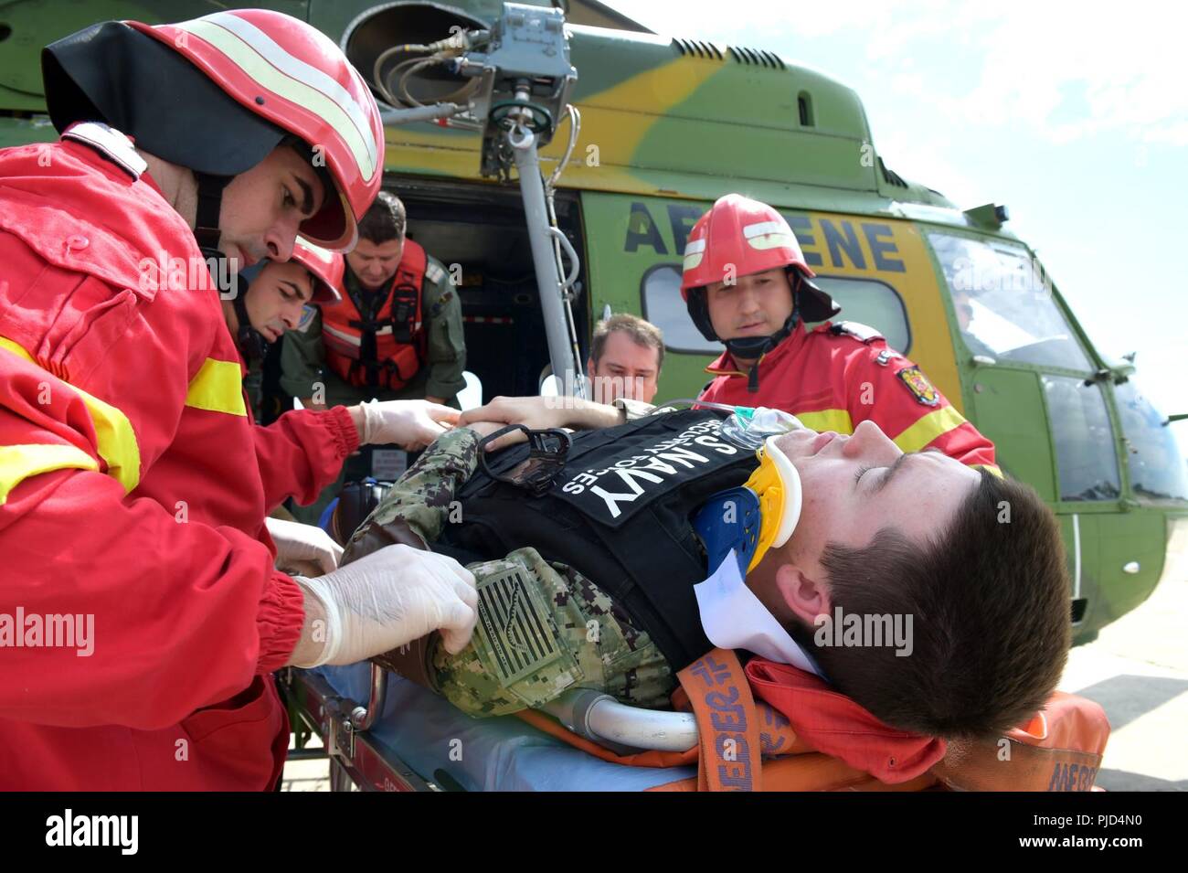 Roumanie (18 juillet 2018) l'installation de soutien naval Deveselu marins en collaboration conjointe avec les membres de la 99e base militaire conduite SHIELDEX 18 sur la base. 18 SHIELDEX est la première opération d'urgence de protection de la force/exercice mené sur la 99e base militaire et NSF Deveselu qui englobait l'actif de la Marine, commandant de la commande des installations au sein de l'Europe, d'Afrique et d'Asie du Sud-Ouest et en roumain d'entités militaires partout dans le sud de la Roumanie. Banque D'Images