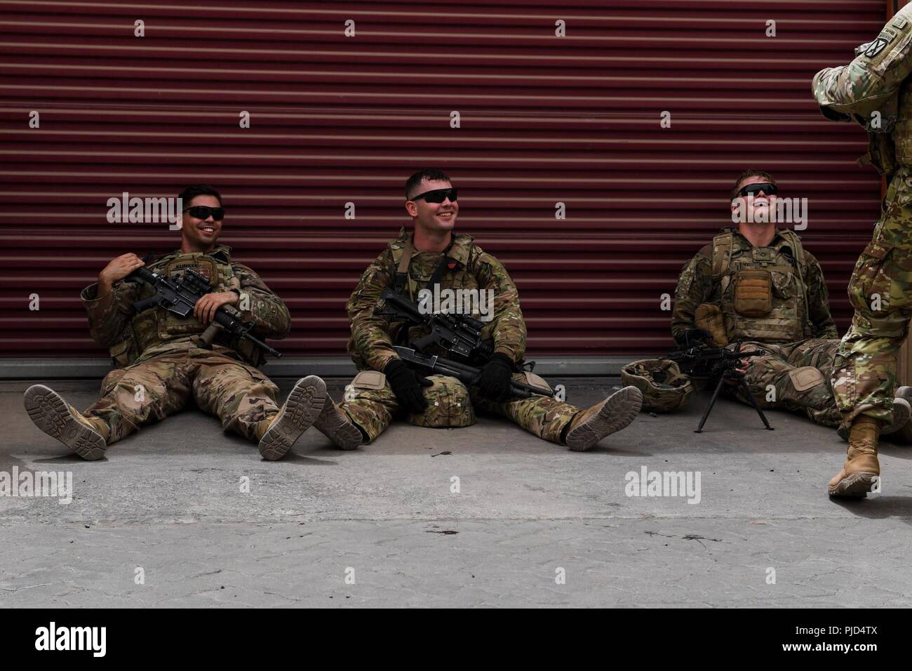 Fantassins de l'armée américaine avec la 10e Mountain Division affecté à la Force de réaction de l'Afrique de l'est rire dans les files d'attente en vue d'un déploiement d'urgence l'exercice de préparation au Camp Lemonnier, Djibouti, le 1 juillet 2018. Le but de l'EARF est de fournir rapidement adaptables paquets de leurs forces pour protéger les intérêts américains sur le continent de l'Afrique devraient toutes les menaces arrivent. Banque D'Images